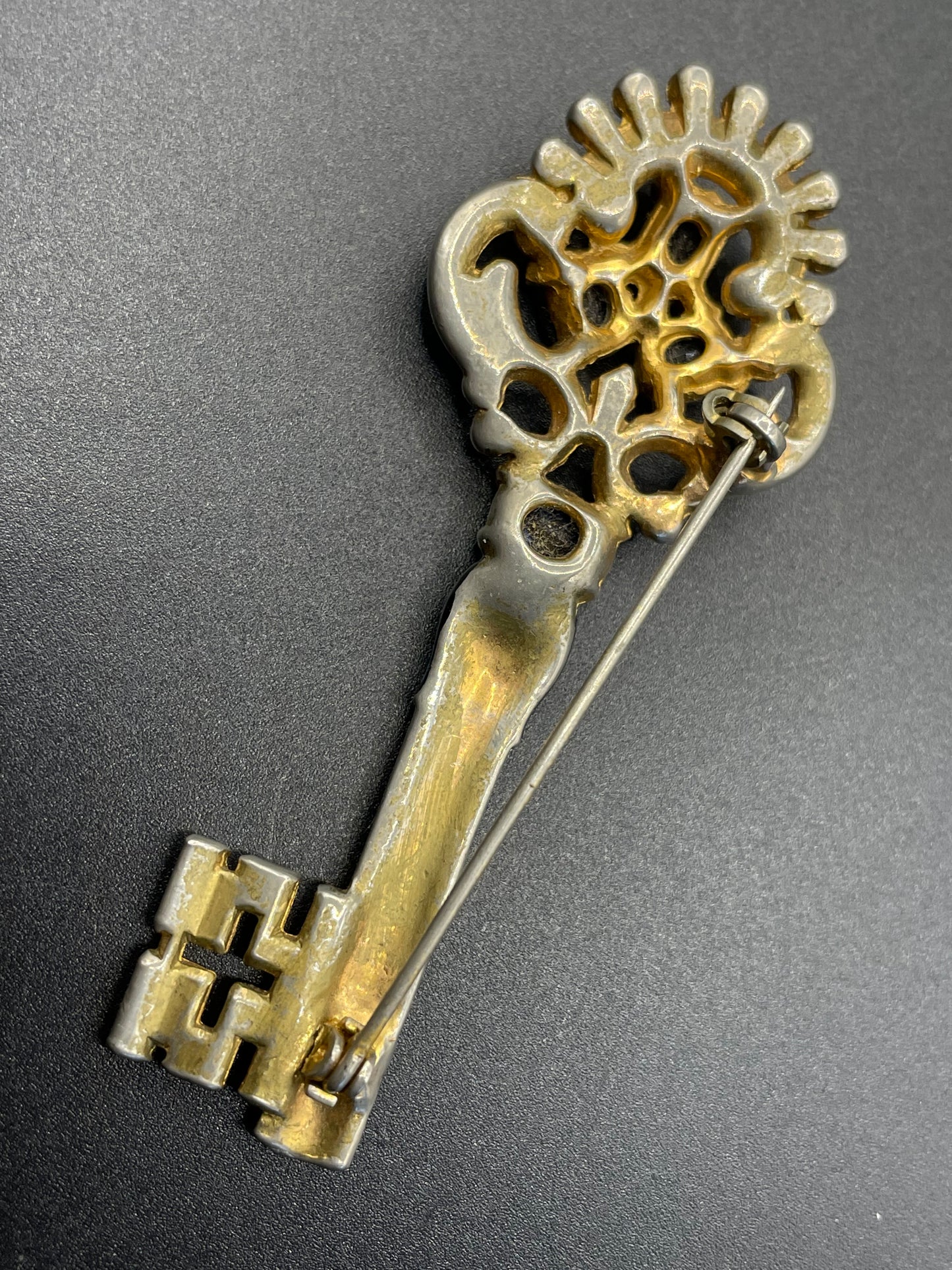 Rare vintage Trifari key brooch (unsigned), 1949 patent of an Alfred Philippe design