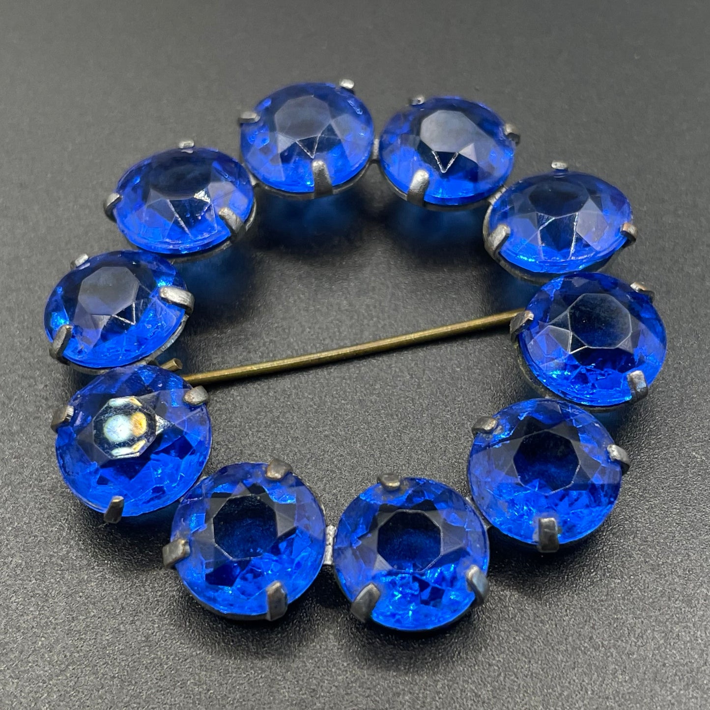 Vintage Art Deco bezel set gorgeous vibrant sapphire blue crystal riviere circle brooch, open-backed rhinestones in silver tone