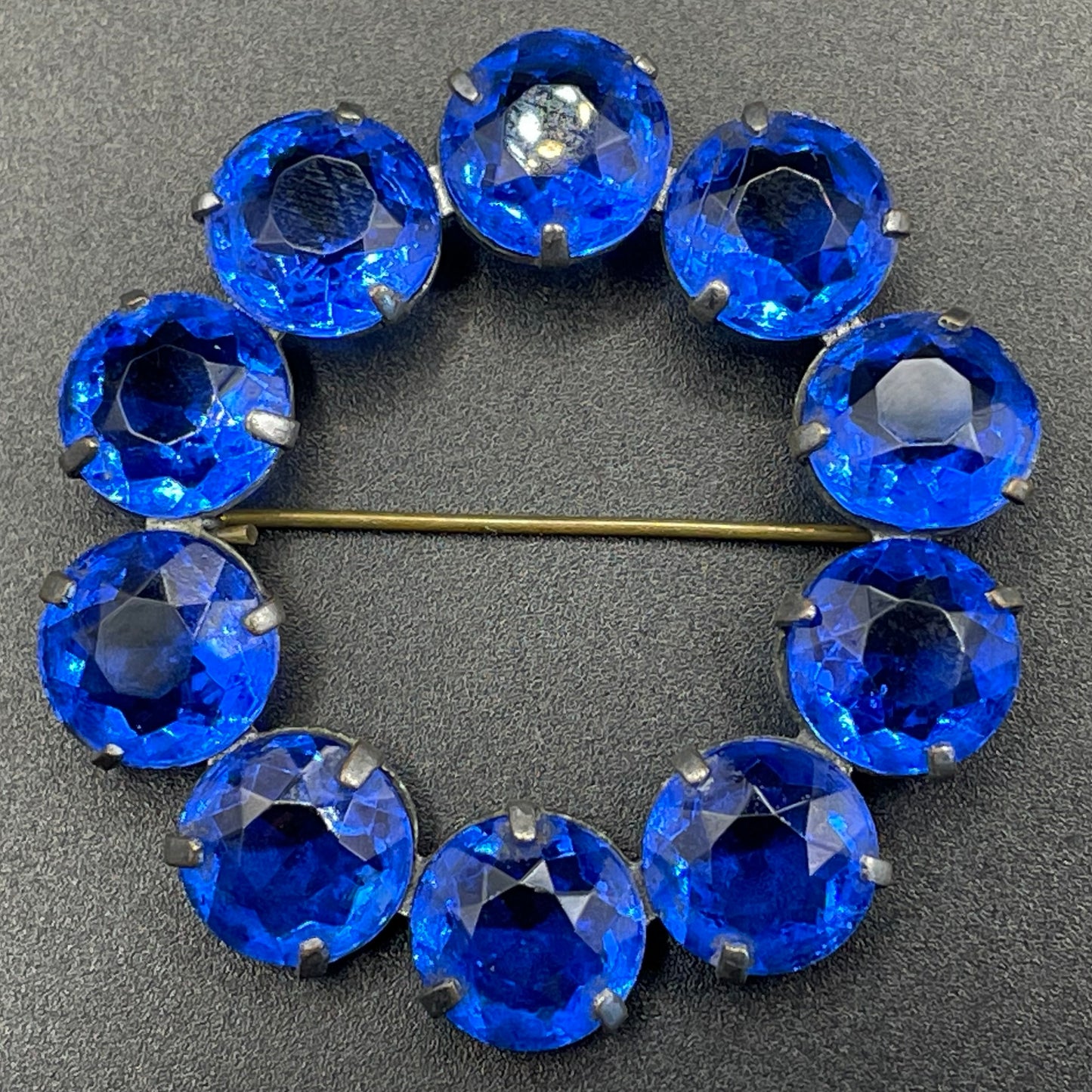 Vintage Art Deco bezel set gorgeous vibrant sapphire blue crystal riviere circle brooch, open-backed rhinestones in silver tone