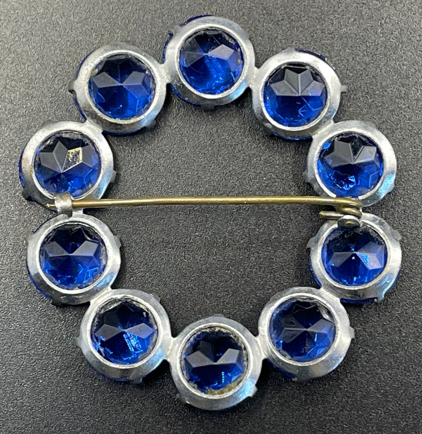 Vintage Art Deco bezel set gorgeous vibrant sapphire blue crystal riviere circle brooch, open-backed rhinestones in silver tone