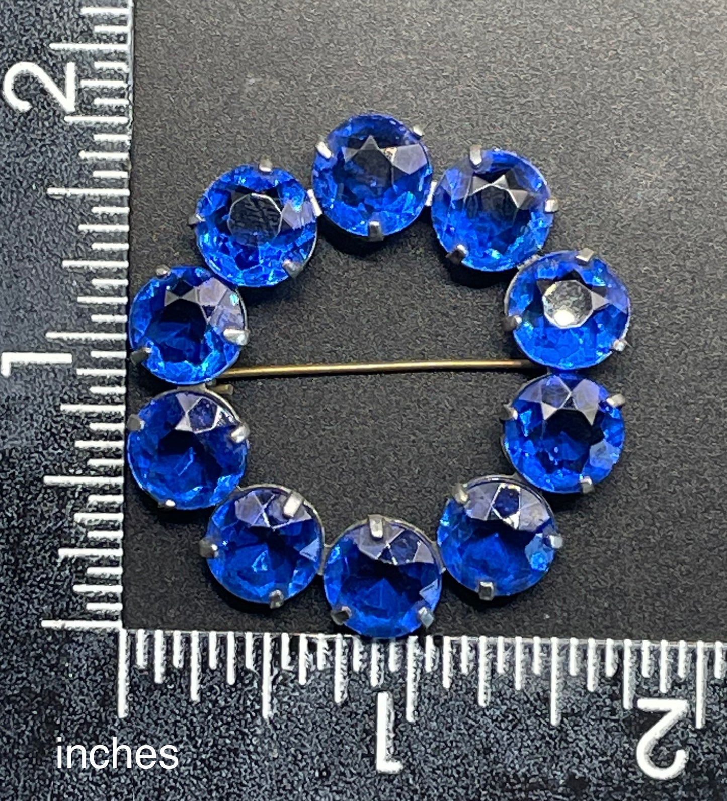Vintage Art Deco bezel set gorgeous vibrant sapphire blue crystal riviere circle brooch, open-backed rhinestones in silver tone