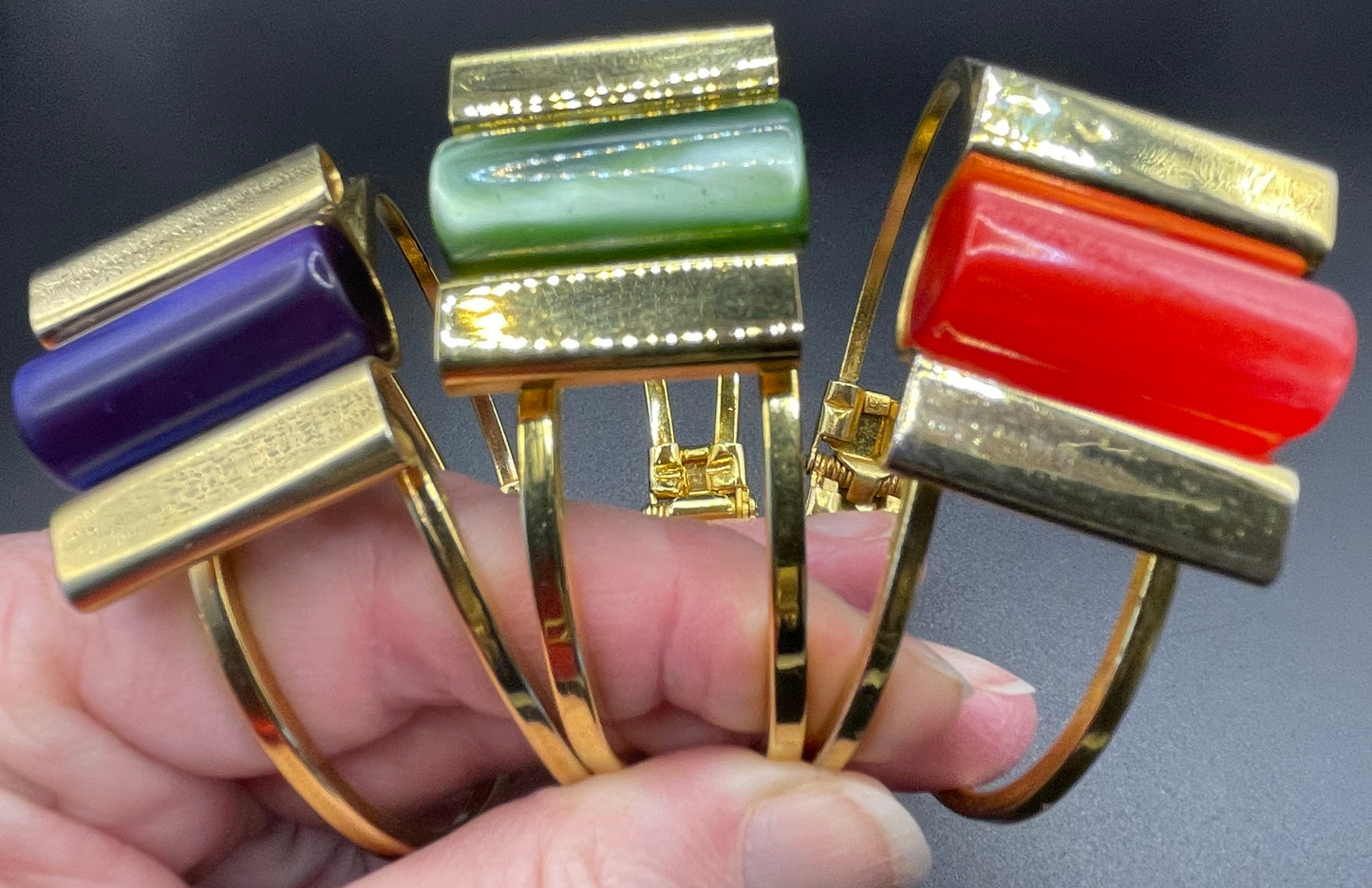 Vintage Jakob Bengel Art Deco machine age clamper bangle in shiny gold tone with a rich green galalith cylinder