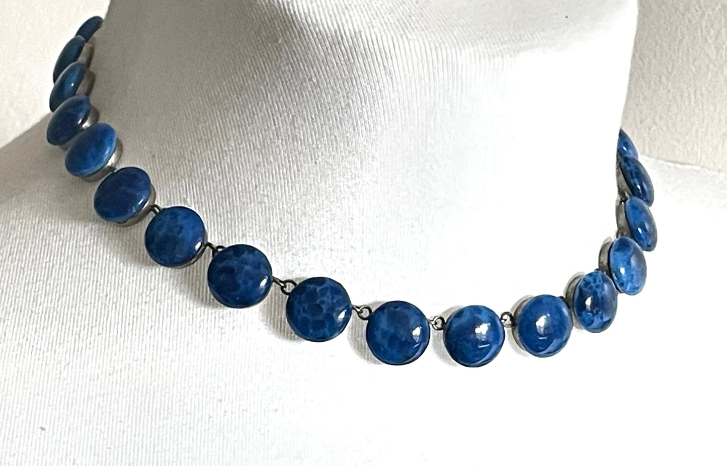 Vintage Art Deco bright blue glass faux lapis lazuli cabochon riviere necklace