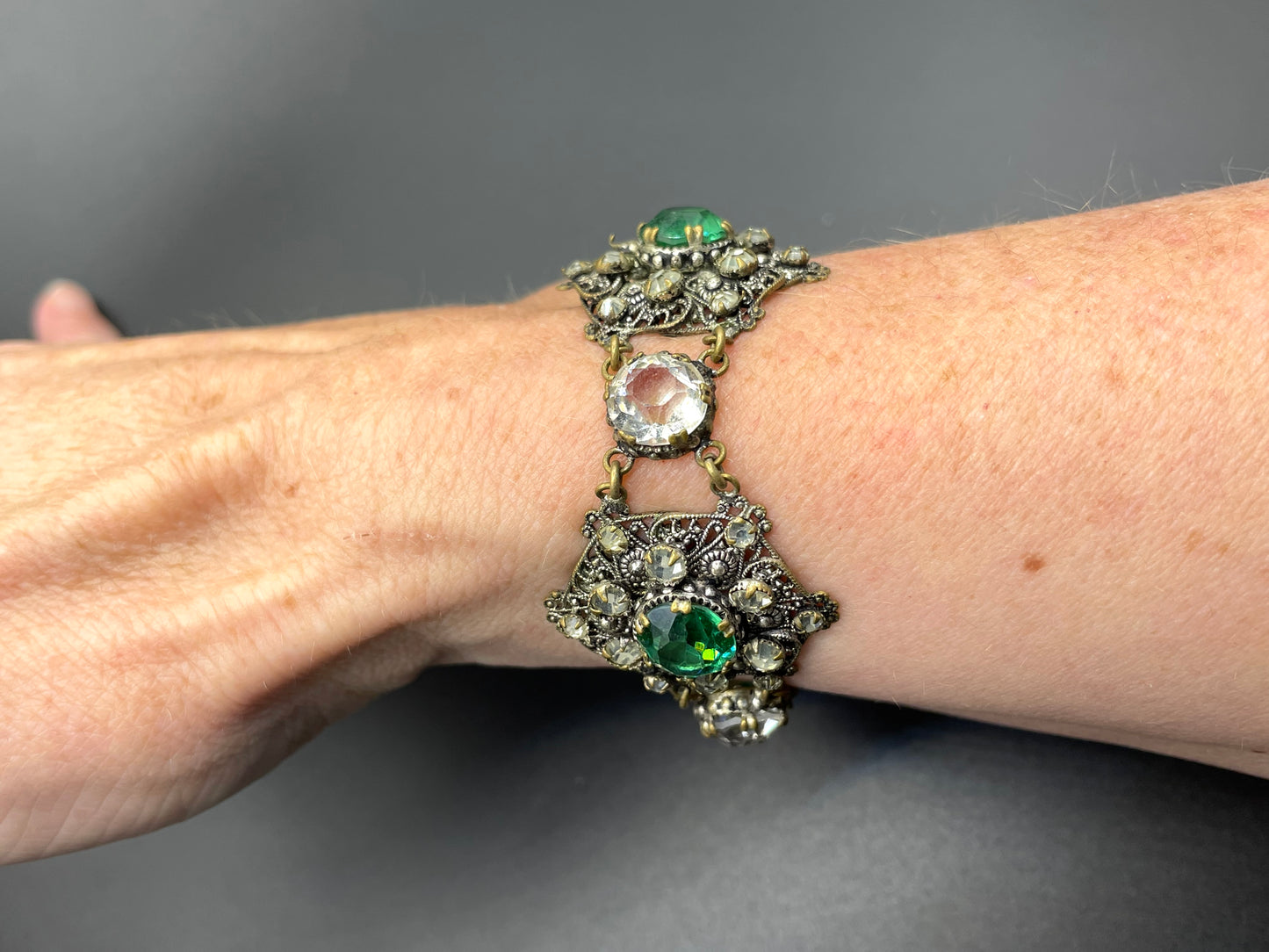 Vintage Art Deco Czech emerald green and clear glass rhinestone and gold tone filigree necklace, bracelet and brooch set, possibly Neiger