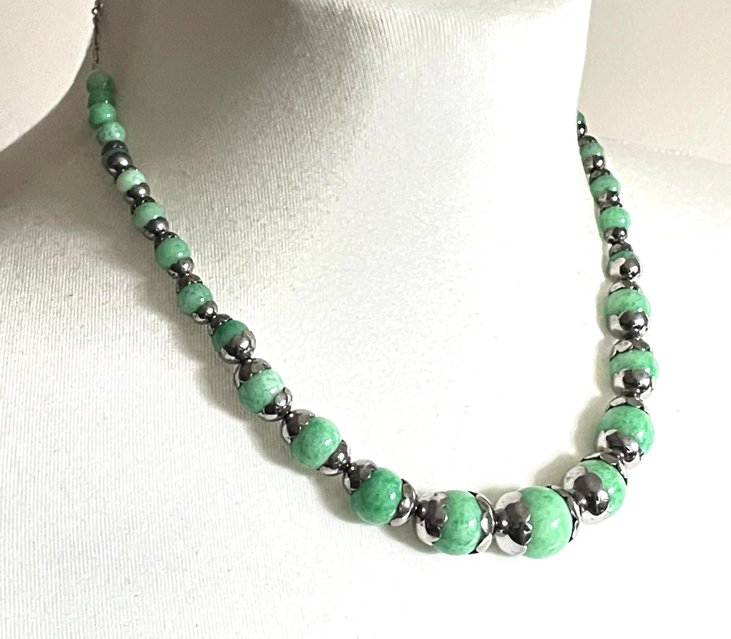 Vintage Art Deco machine age shiny silver tone chrome and green Peking style glass bead necklace, pretty scalloped bead caps