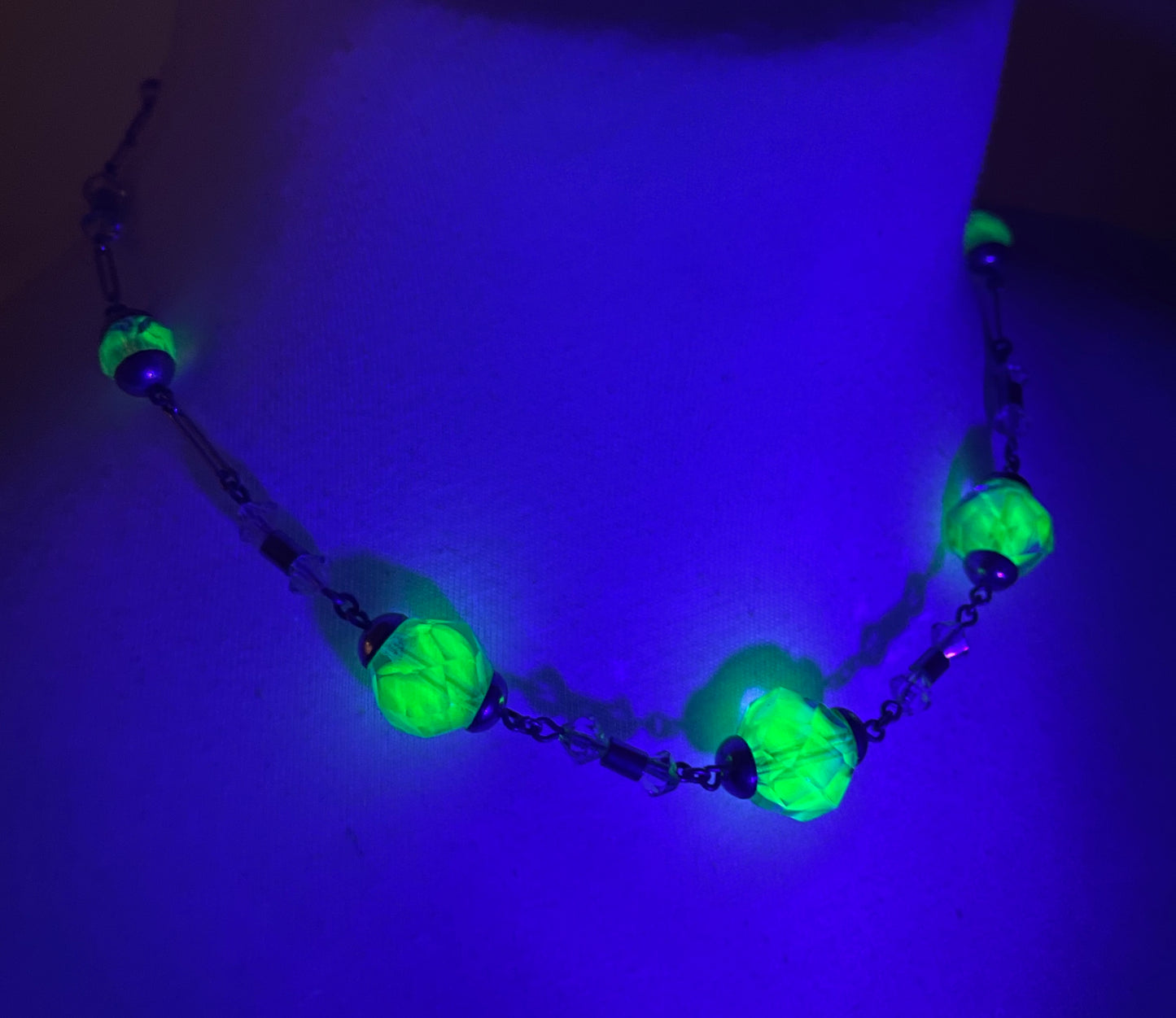 Vintage bi-colour uranium glass green and blue coloured faceted crystal bead Art Deco necklace, crystal that glows under UV / black light