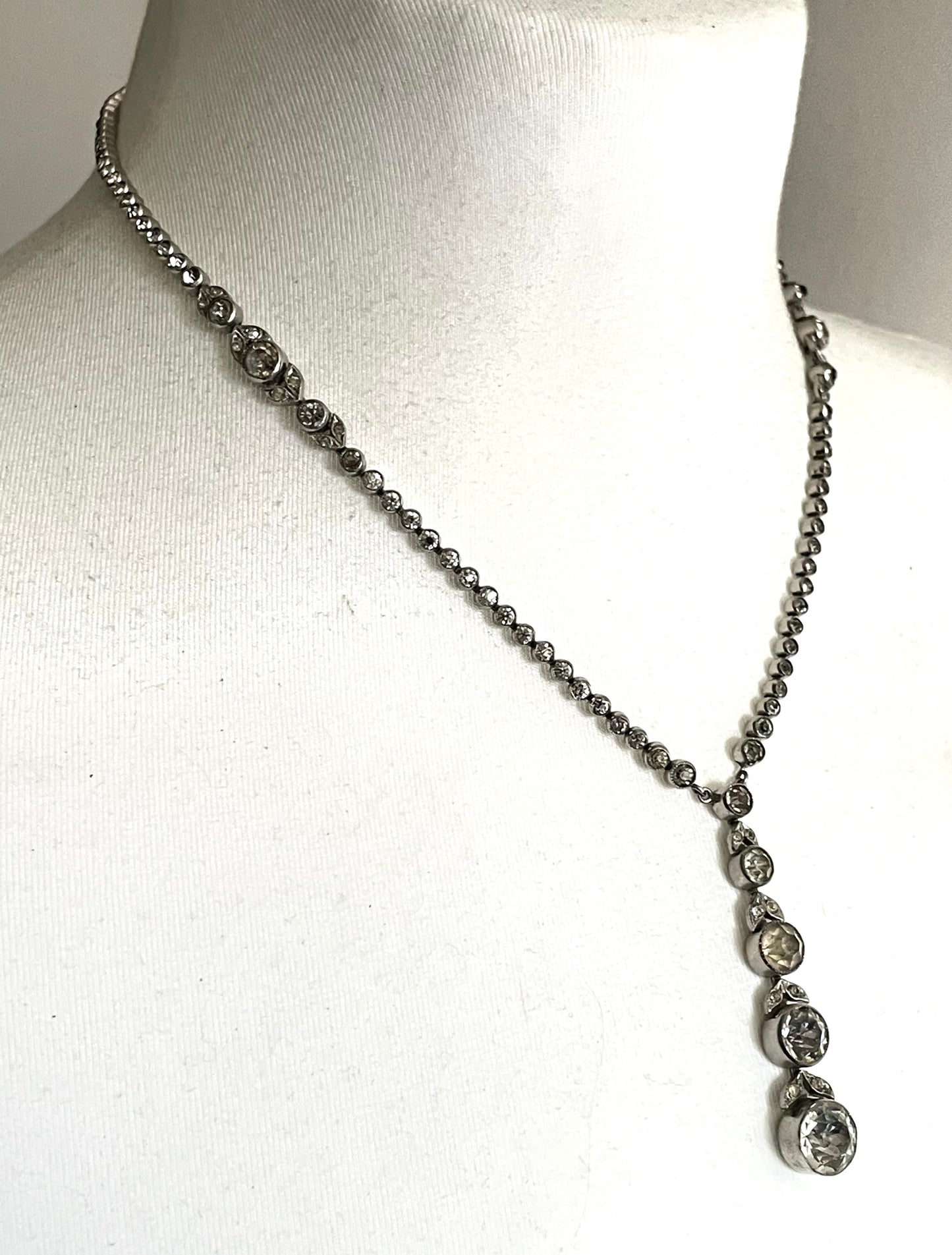 Vintage Art Deco Czech crystal paste and silver tone collet set riviere lariat Y necklace, classic and beautiful bud and leaf design