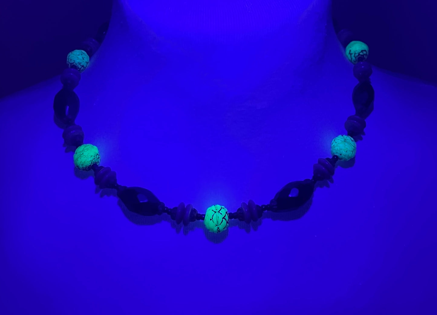 Vintage Art Deco Czech glass bead necklace, moulded glass and faceted glass beads in black, cream and white uranium glass