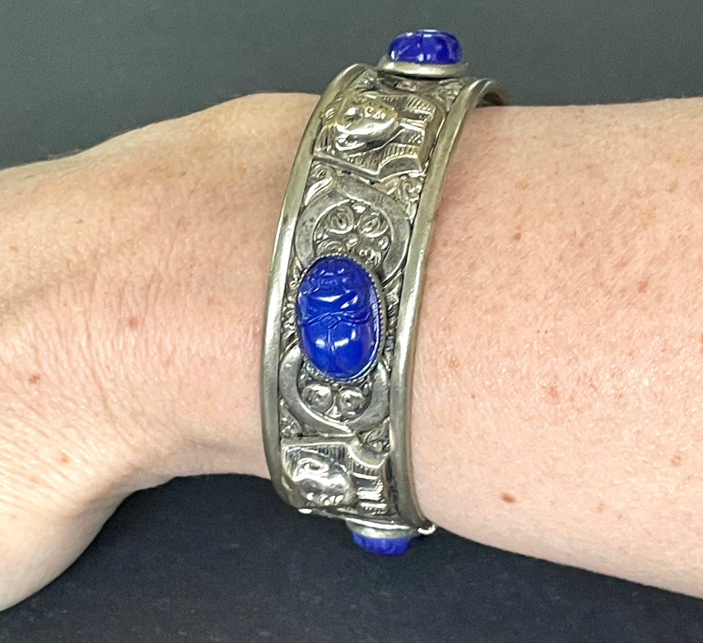 Vintage Egyptian revival Tutankhamun pharaoh and scarab beetle silver tone bangle, blue glass (faux lapis lazuli) scarab cabochons, Czech