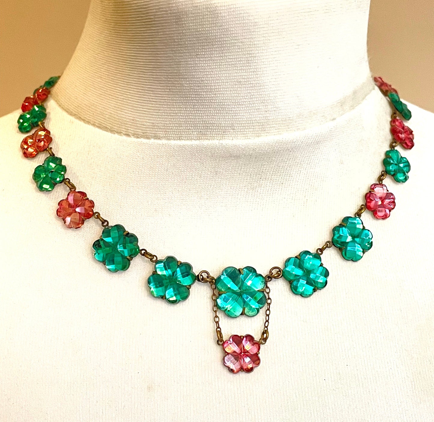 Vintage emerald green and baby pink moulded Vauxhall glass flower design riviere necklace, set in antique gold tone, stunning mirror glass