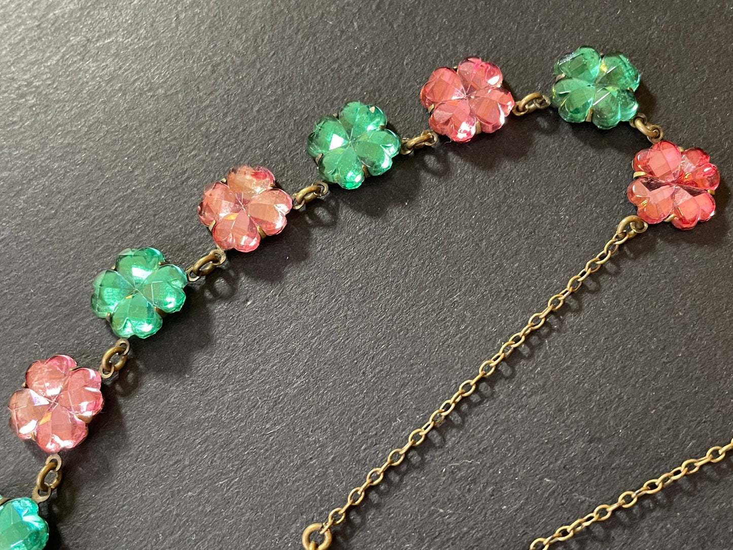 Vintage emerald green and baby pink moulded Vauxhall glass flower design riviere necklace, set in antique gold tone, stunning mirror glass