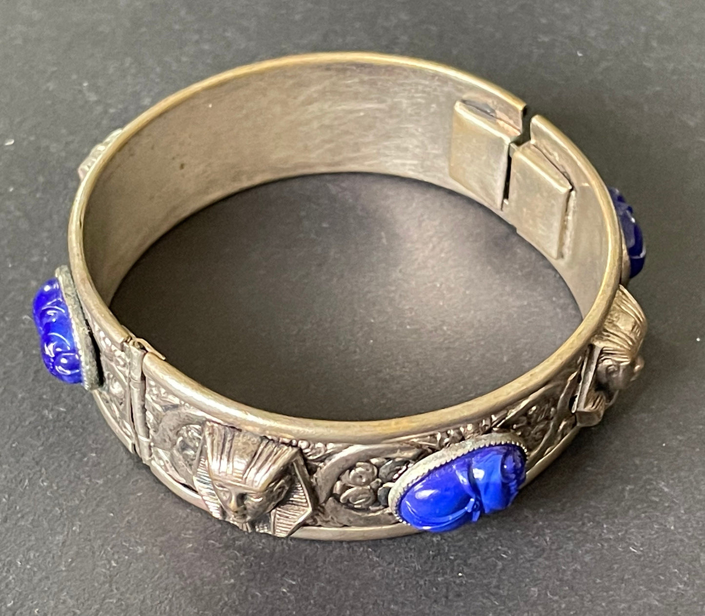 Vintage Egyptian revival Tutankhamun pharaoh and scarab beetle silver tone bangle, blue glass (faux lapis lazuli) scarab cabochons, Czech