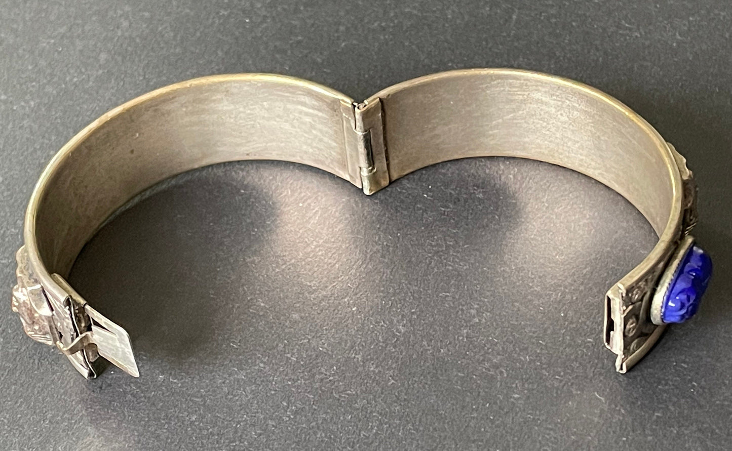 Vintage Egyptian revival Tutankhamun pharaoh and scarab beetle silver tone bangle, blue glass (faux lapis lazuli) scarab cabochons, Czech
