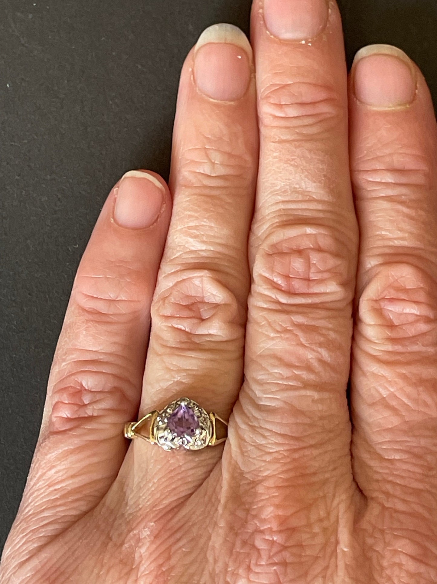 Vintage 9ct gold, heart shaped purple amethyst ring, stamped 9ct, UK size M US size 6 European size about 53