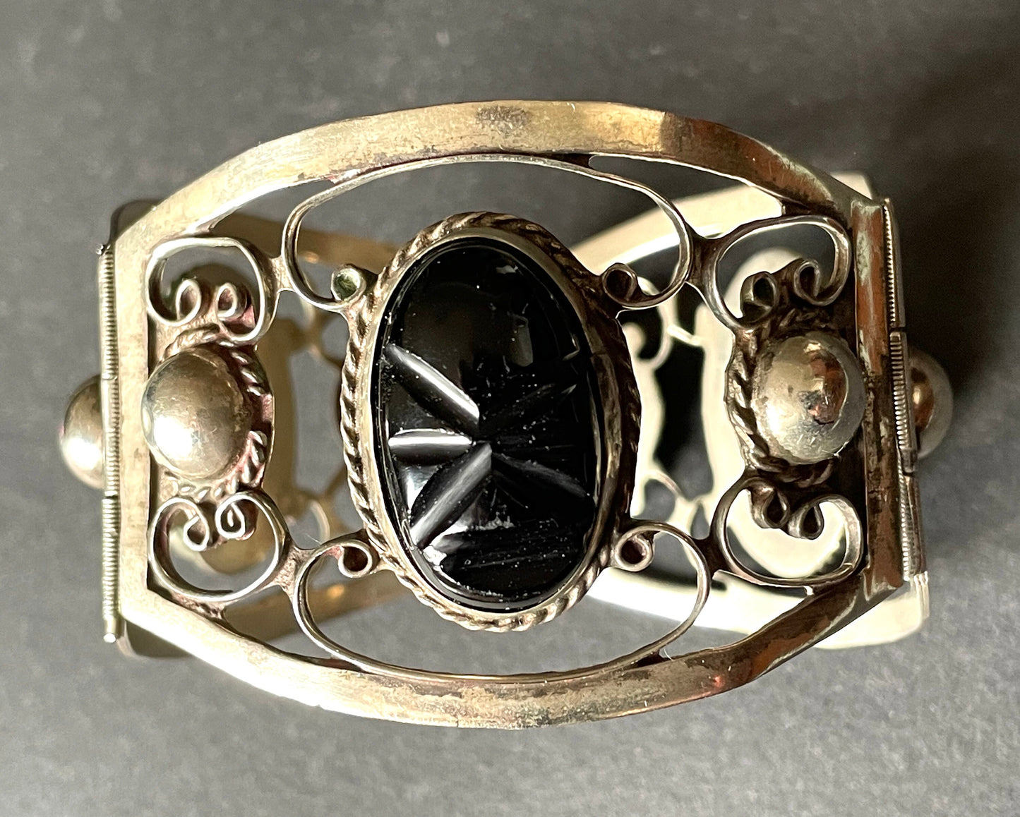 Fabulous vintage Mexican sterling silver, heavy geometric and carved onyx hinged bangle, stamped sterling Mexico 62 grams