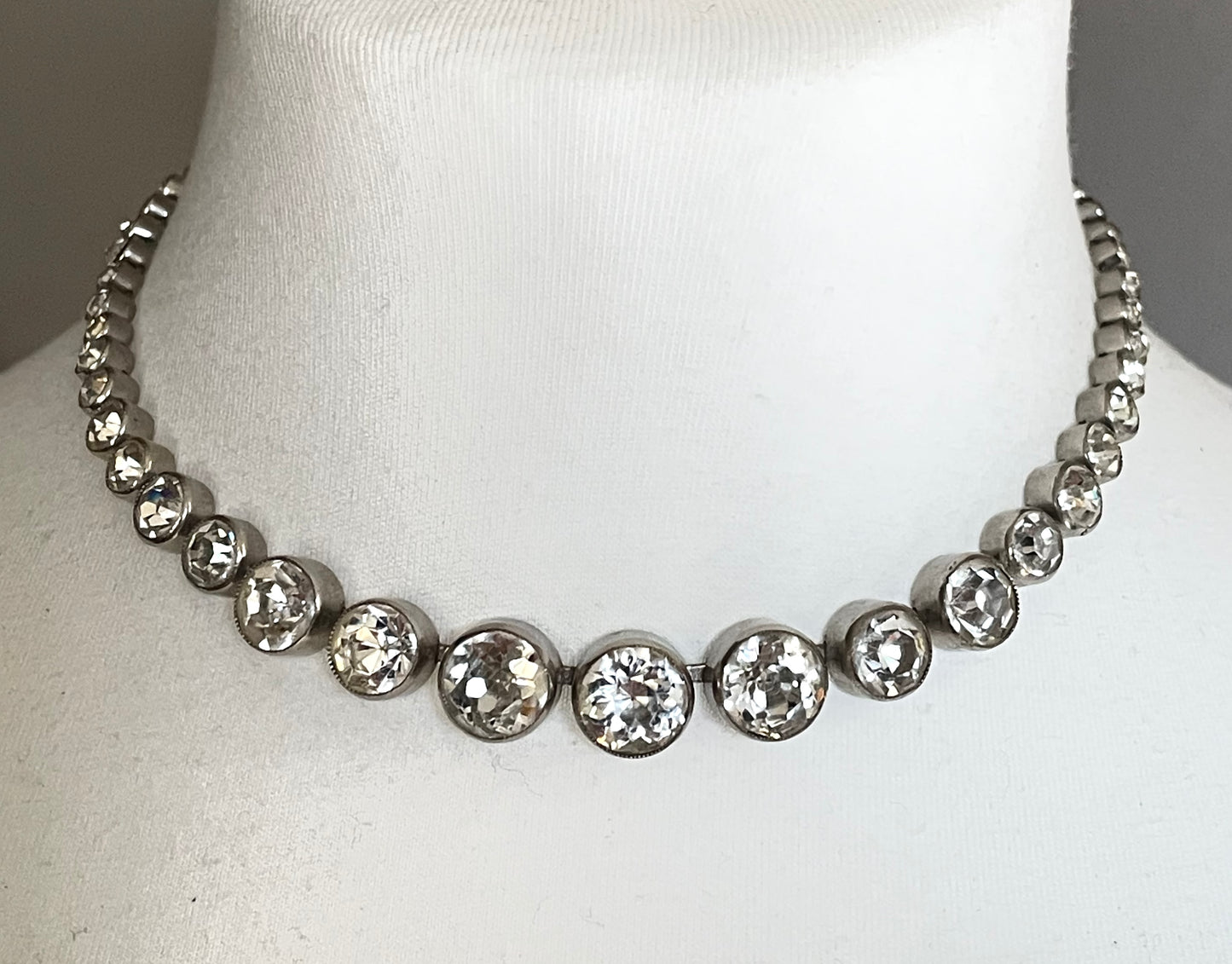 Vintage Art Deco Czech crystal paste rhinestone and silver tone riviere necklace, classic and beautiful, graduated and large stones