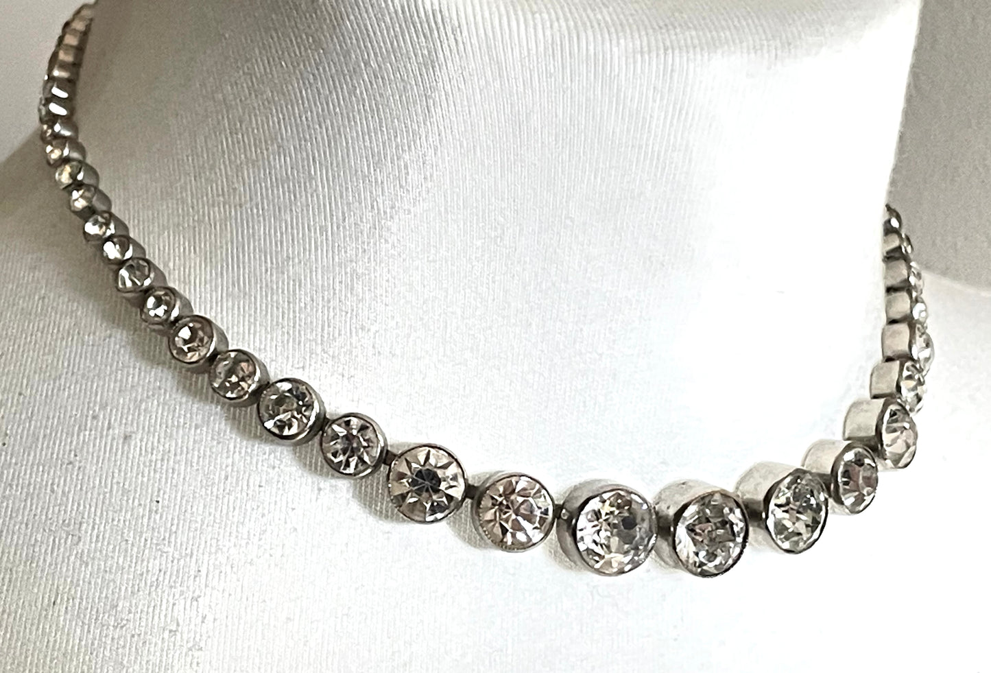 Vintage Art Deco Czech crystal paste rhinestone and silver tone riviere necklace, classic and beautiful, graduated and large stones