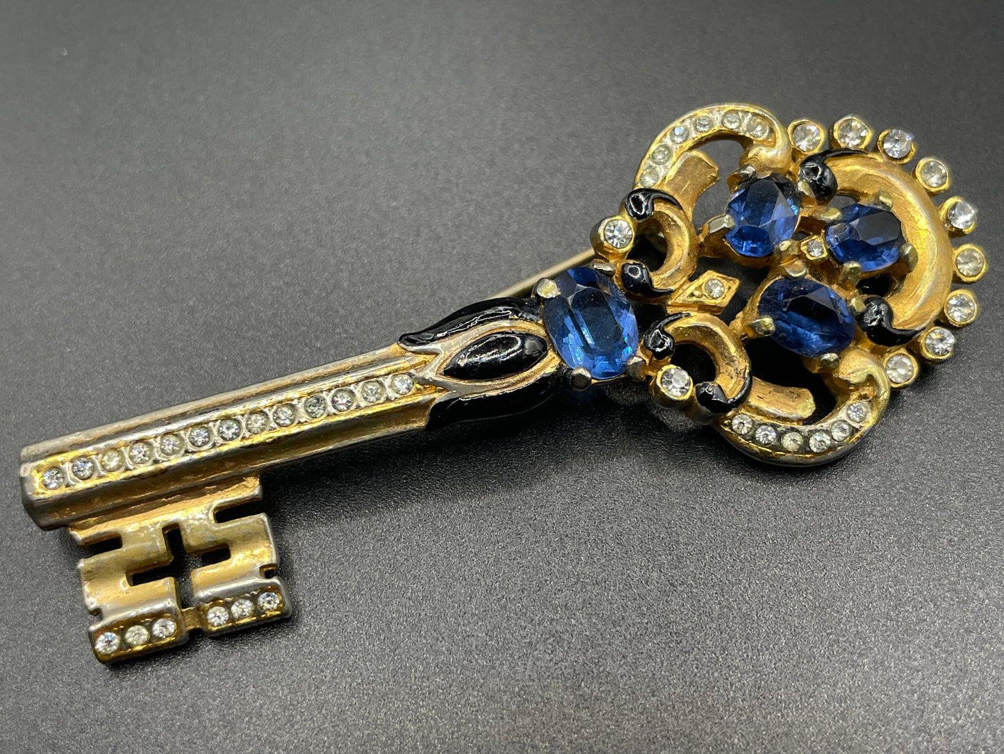 Rare vintage Trifari key brooch (unsigned), 1949 patent of an Alfred Philippe design