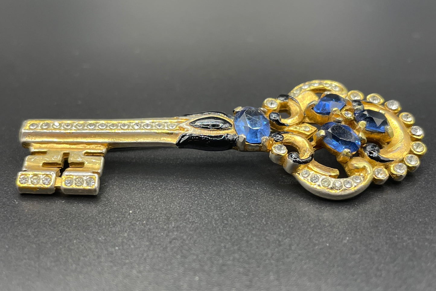 Rare vintage Trifari key brooch (unsigned), 1949 patent of an Alfred Philippe design