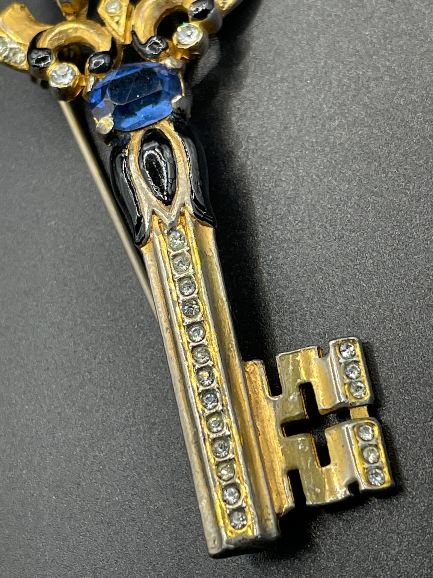 Rare vintage Trifari key brooch (unsigned), 1949 patent of an Alfred Philippe design