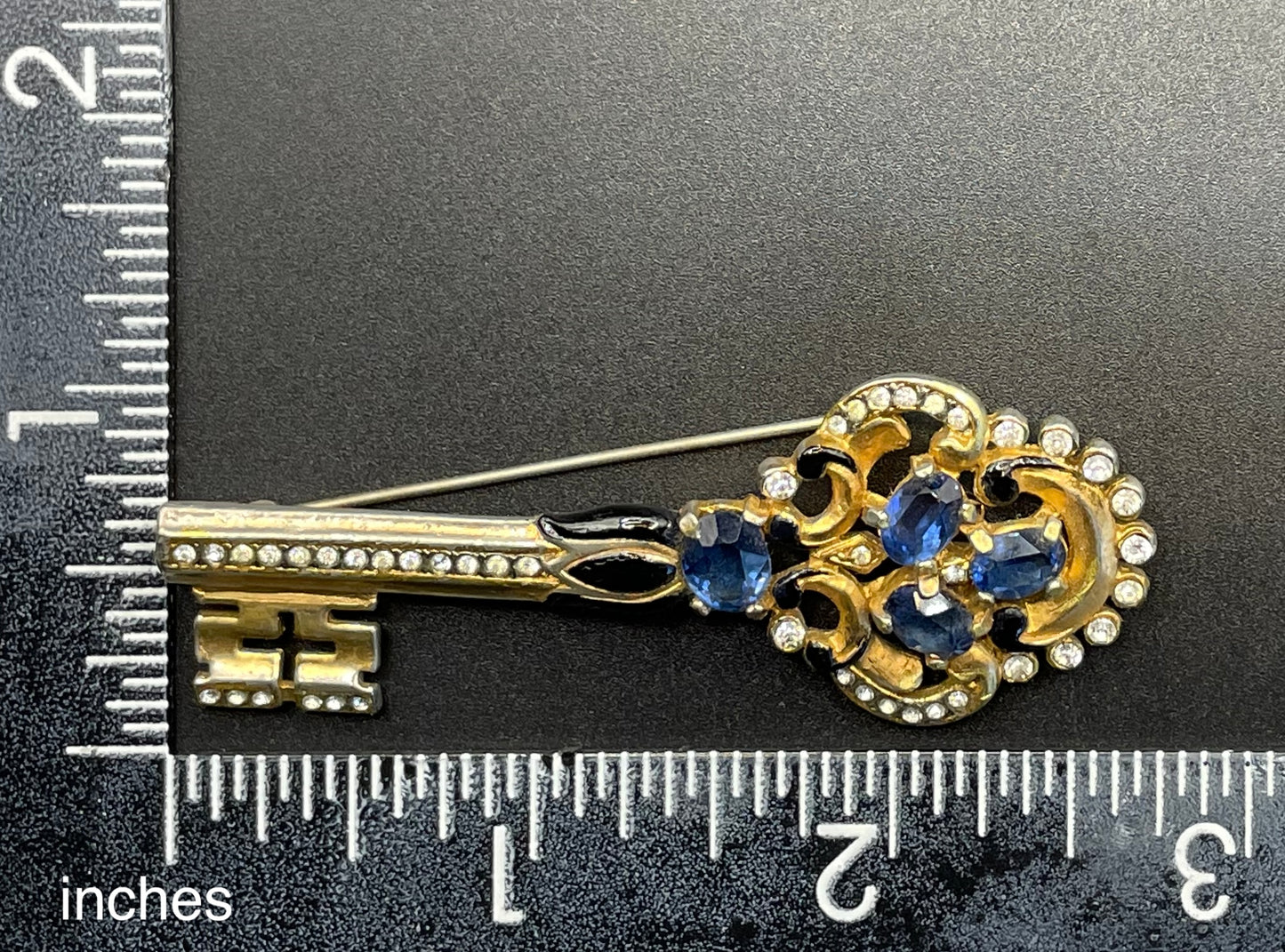 Rare vintage Trifari key brooch (unsigned), 1949 patent of an Alfred Philippe design