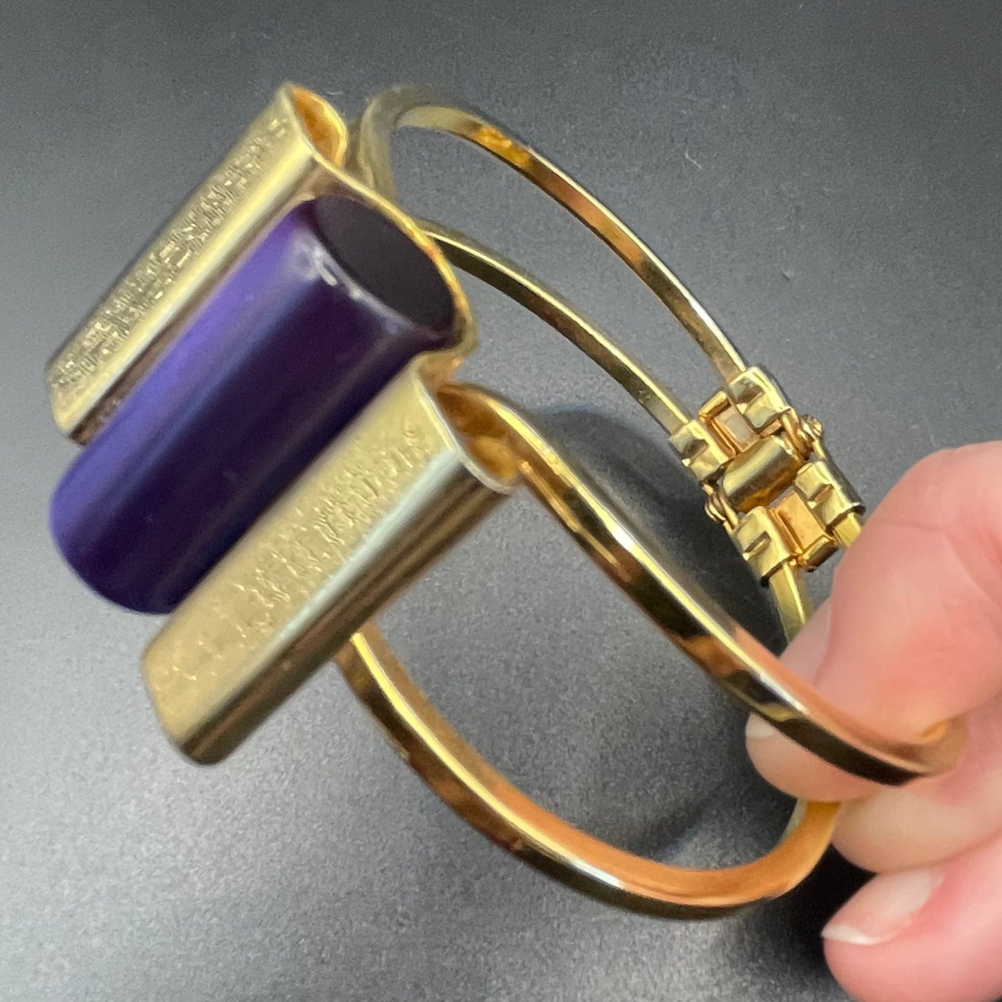 Vintage Jakob Bengel Art Deco machine age clamper bangle in shiny gold tone with a deep purple galalith cylinder