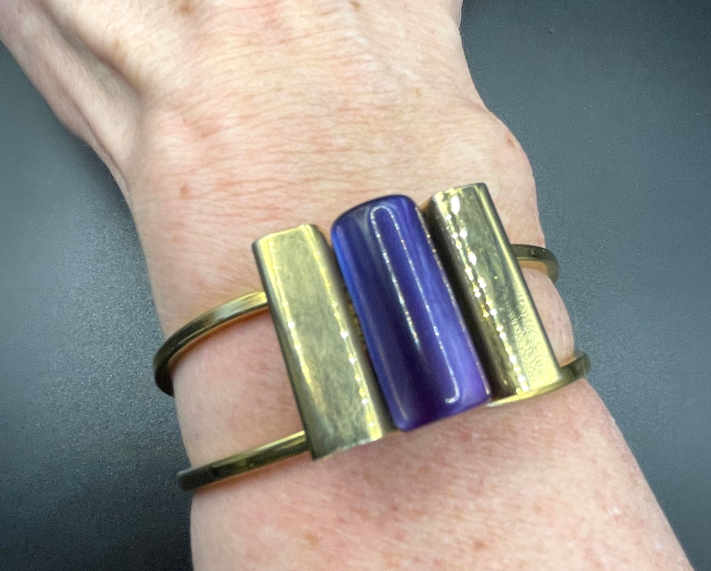 Vintage Jakob Bengel Art Deco machine age clamper bangle in shiny gold tone with a deep purple galalith cylinder