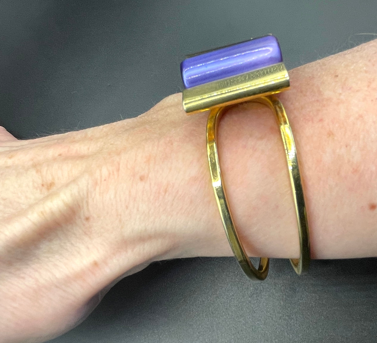 Vintage Jakob Bengel Art Deco machine age clamper bangle in shiny gold tone with a deep purple galalith cylinder