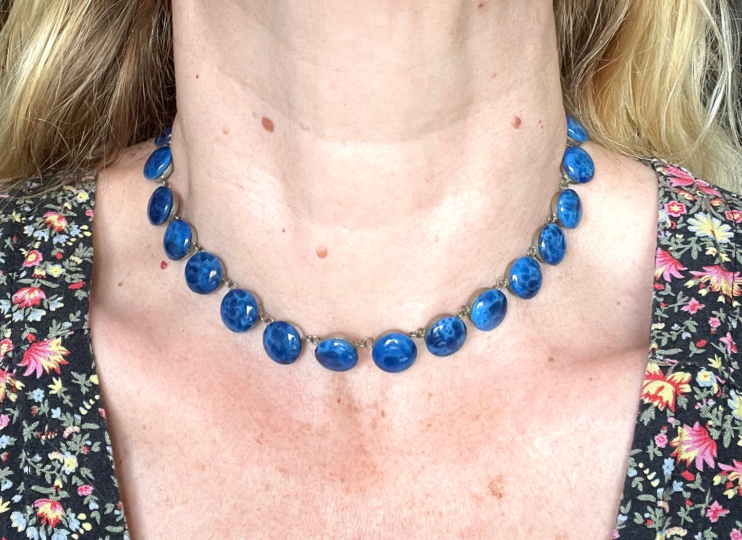 Vintage Art Deco bright blue glass faux lapis lazuli cabochon riviere necklace