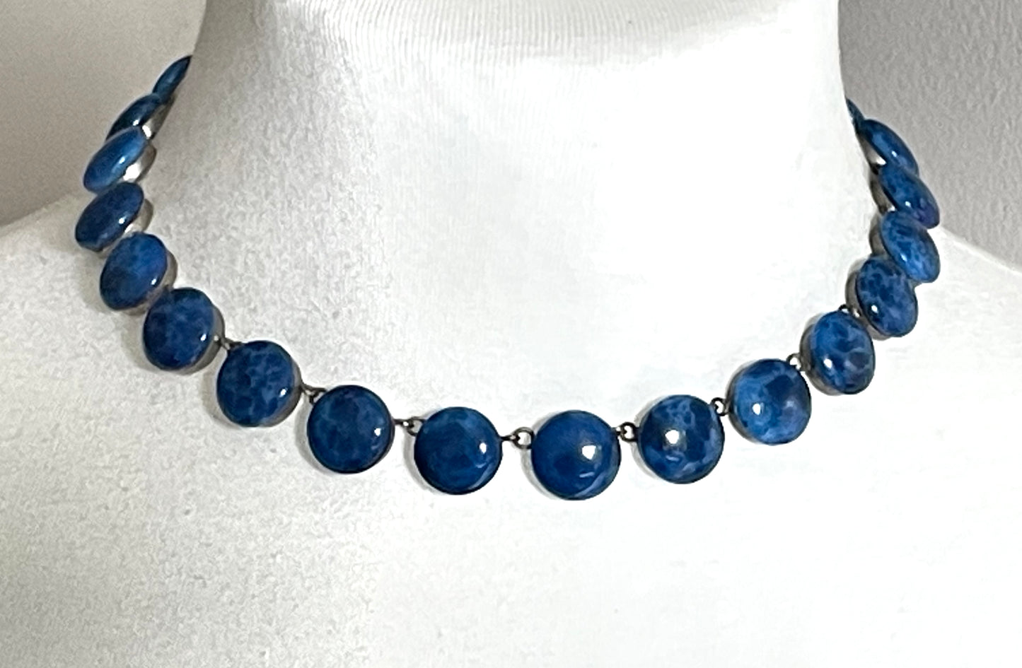 Vintage Art Deco bright blue glass faux lapis lazuli cabochon riviere necklace