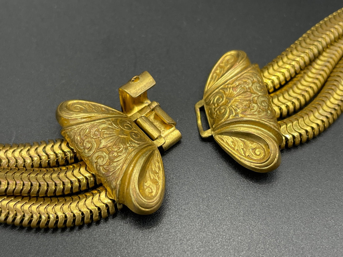 Vintage Art Deco machine age repousse bow clasp triple strand thick gold tone snake chain necklace