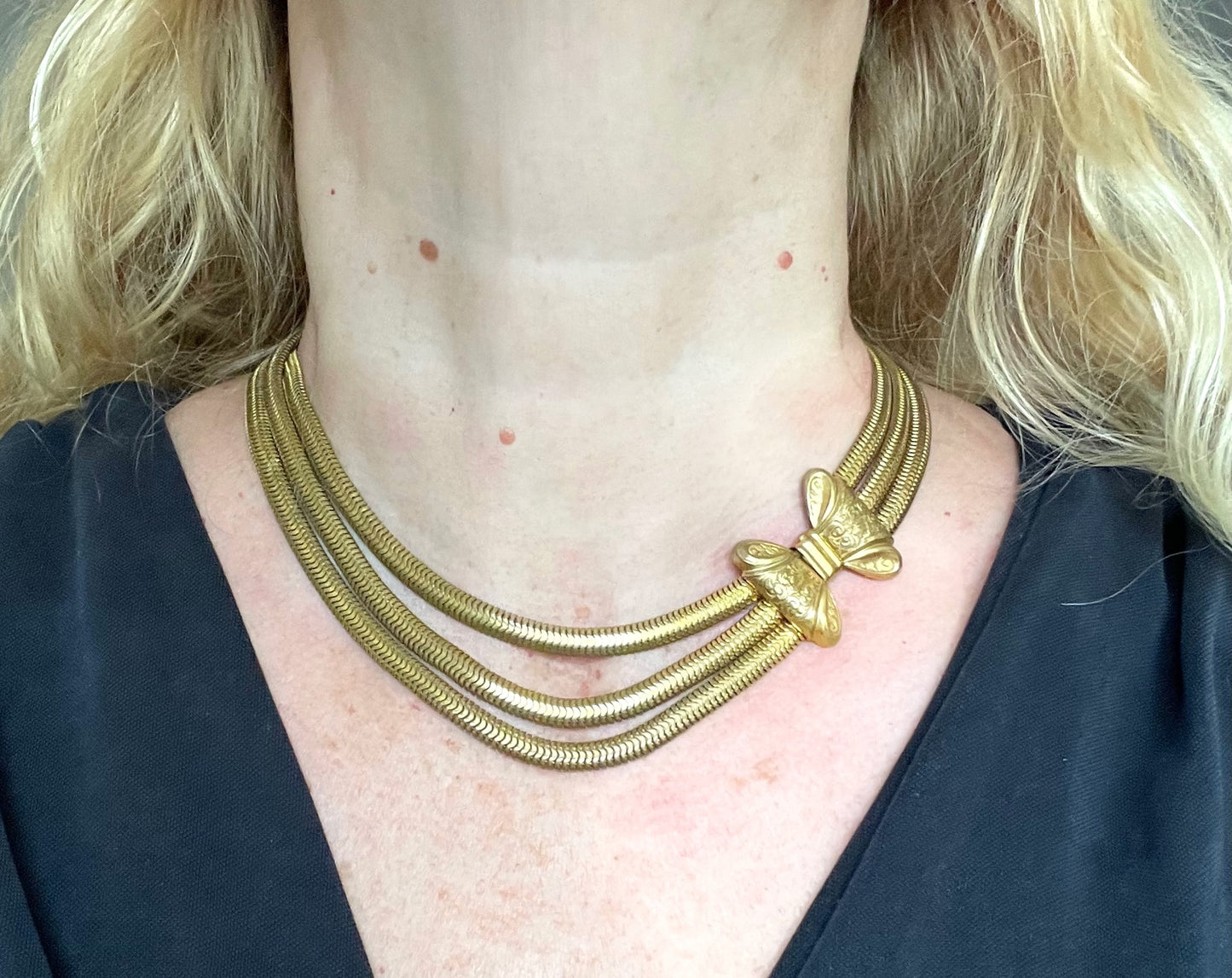 Vintage Art Deco machine age repousse bow clasp triple strand thick gold tone snake chain necklace