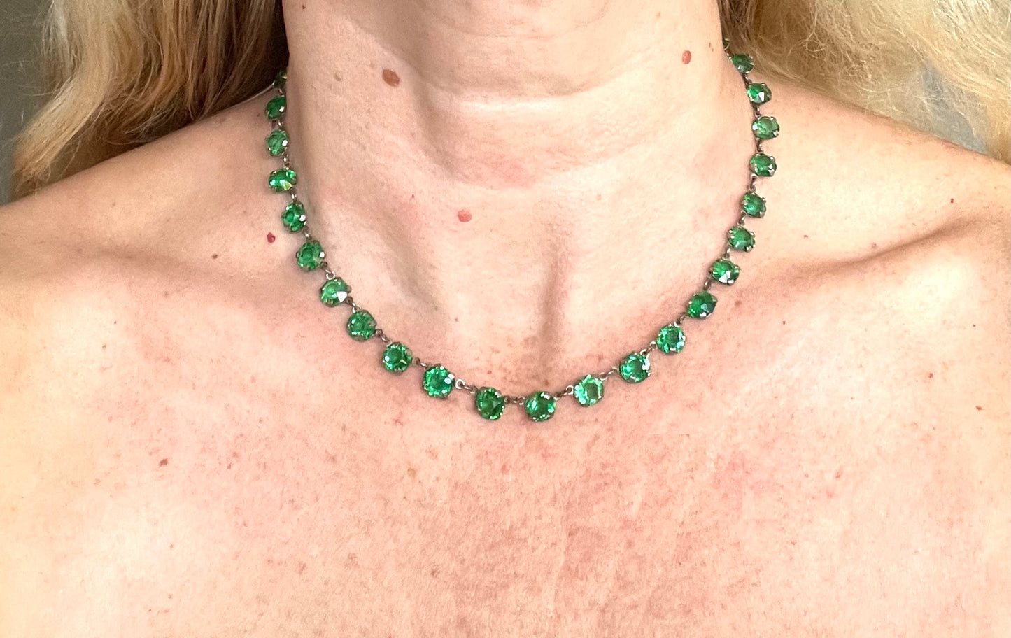 Vintage Art Deco bezel set gorgeous emerald green crystal riviere necklace with bezel set, open-backed stones
