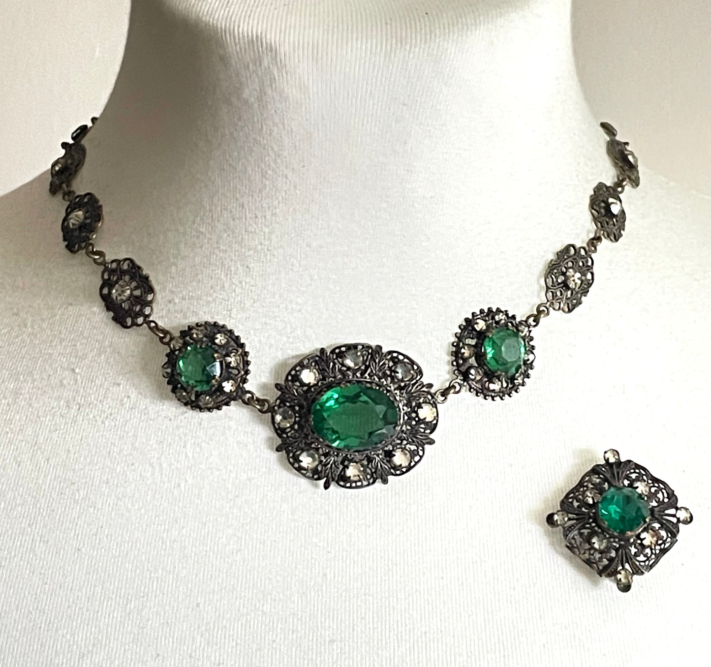 Vintage Art Deco Czech emerald green and clear glass rhinestone and gold tone filigree necklace, bracelet and brooch set, possibly Neiger