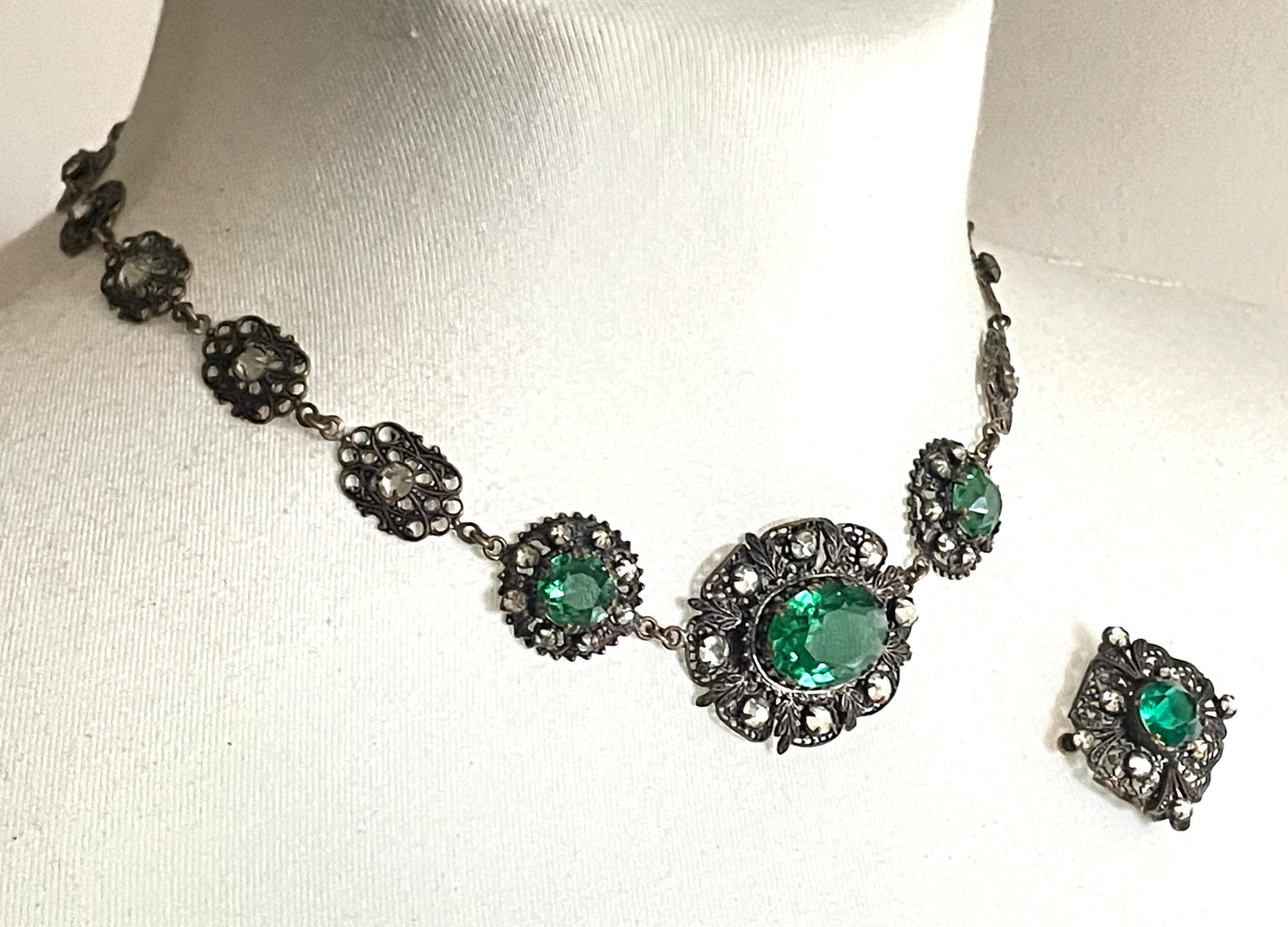 Vintage Art Deco Czech emerald green and clear glass rhinestone and gold tone filigree necklace, bracelet and brooch set, possibly Neiger