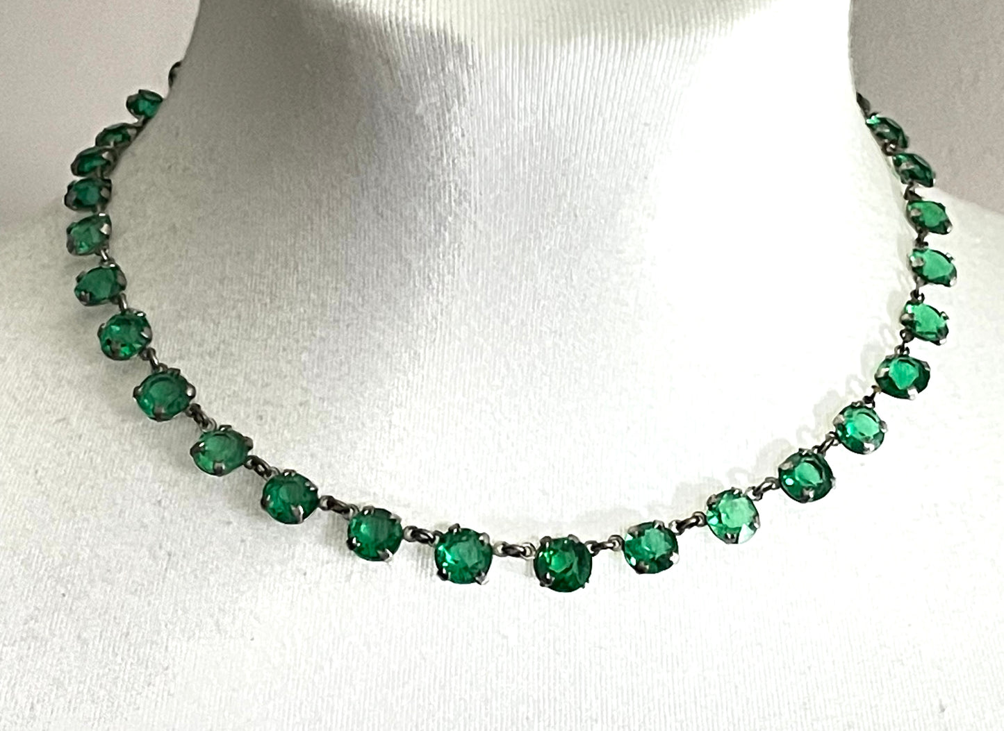 Vintage Art Deco bezel set gorgeous emerald green crystal riviere necklace with bezel set, open-backed stones