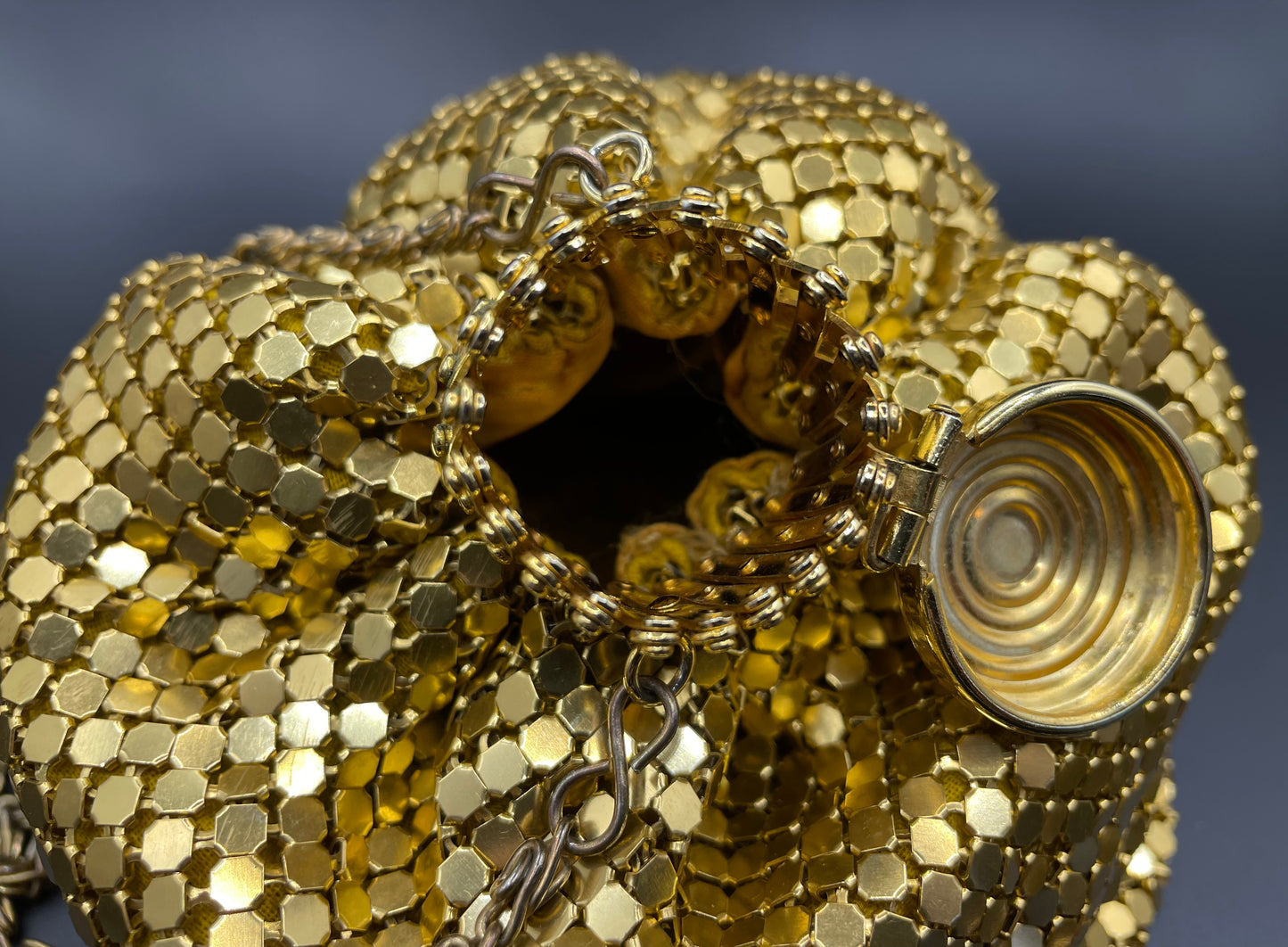 Vintage mesh chainmail gold tone concertina gate top beggar’s purse design reticule handbag, possibly Whiting and Davis but unsigned