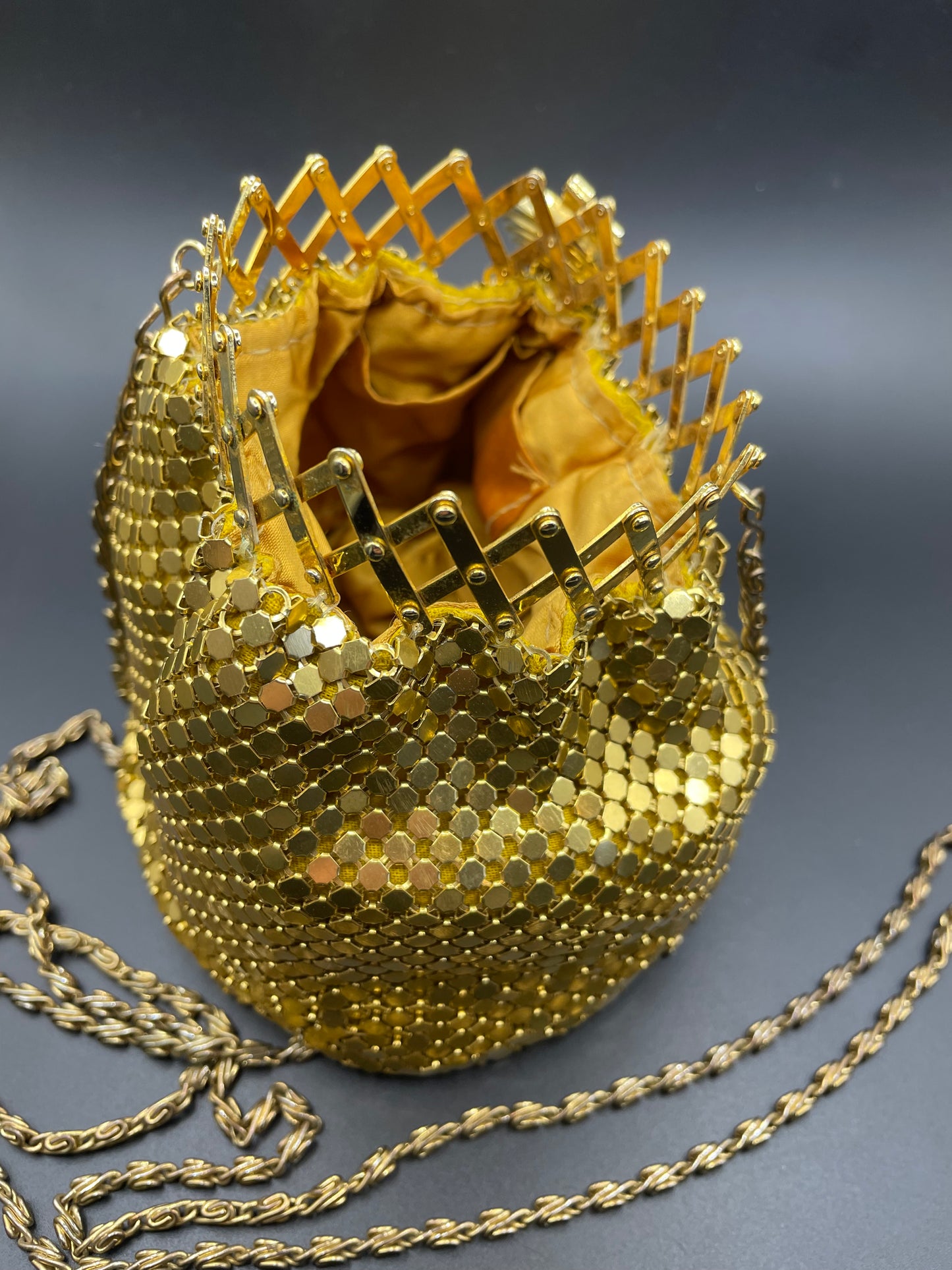 Vintage mesh chainmail gold tone concertina gate top beggar’s purse design reticule handbag, possibly Whiting and Davis but unsigned