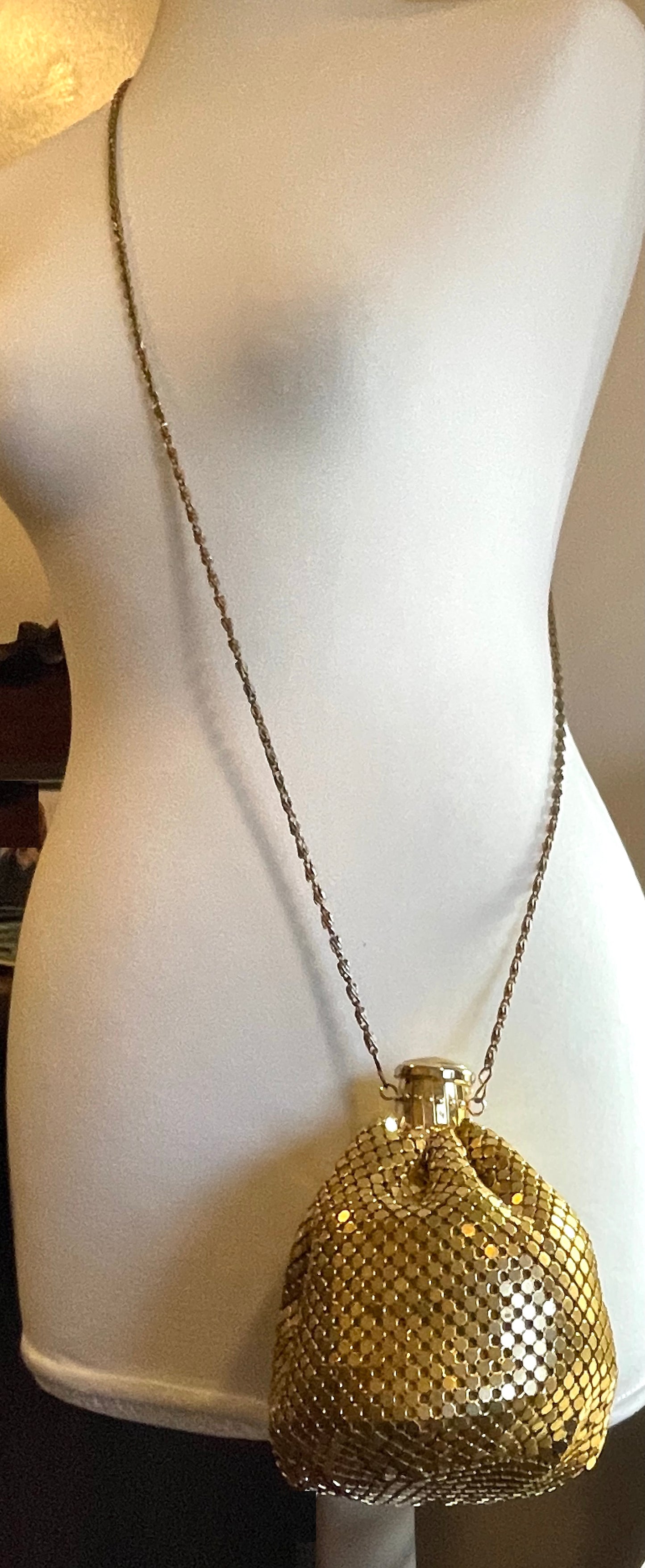 Vintage mesh chainmail gold tone concertina gate top beggar’s purse design reticule handbag, possibly Whiting and Davis but unsigned
