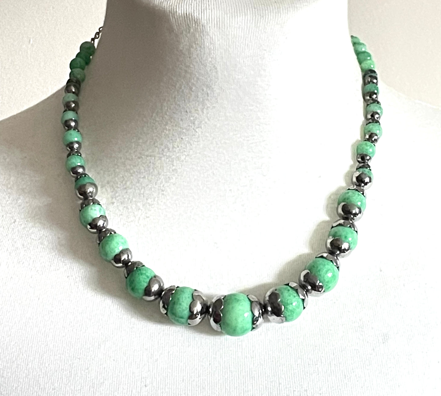 Vintage Art Deco machine age shiny silver tone chrome and green Peking style glass bead necklace, pretty scalloped bead caps