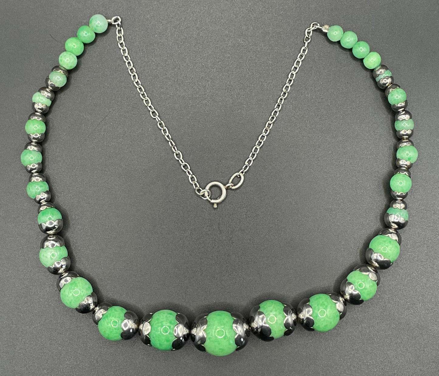Vintage Art Deco machine age shiny silver tone chrome and green Peking style glass bead necklace, pretty scalloped bead caps