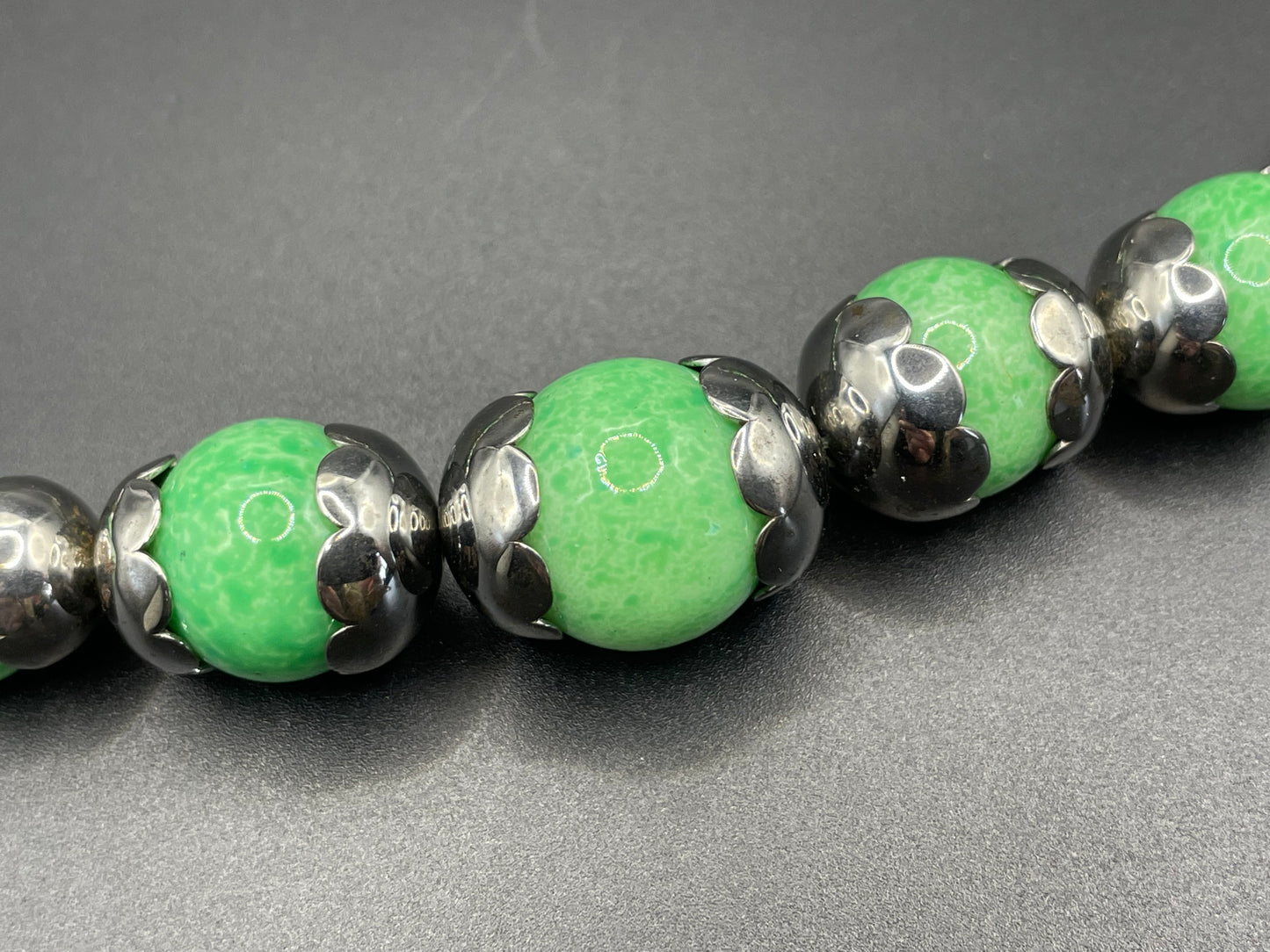 Vintage Art Deco machine age shiny silver tone chrome and green Peking style glass bead necklace, pretty scalloped bead caps