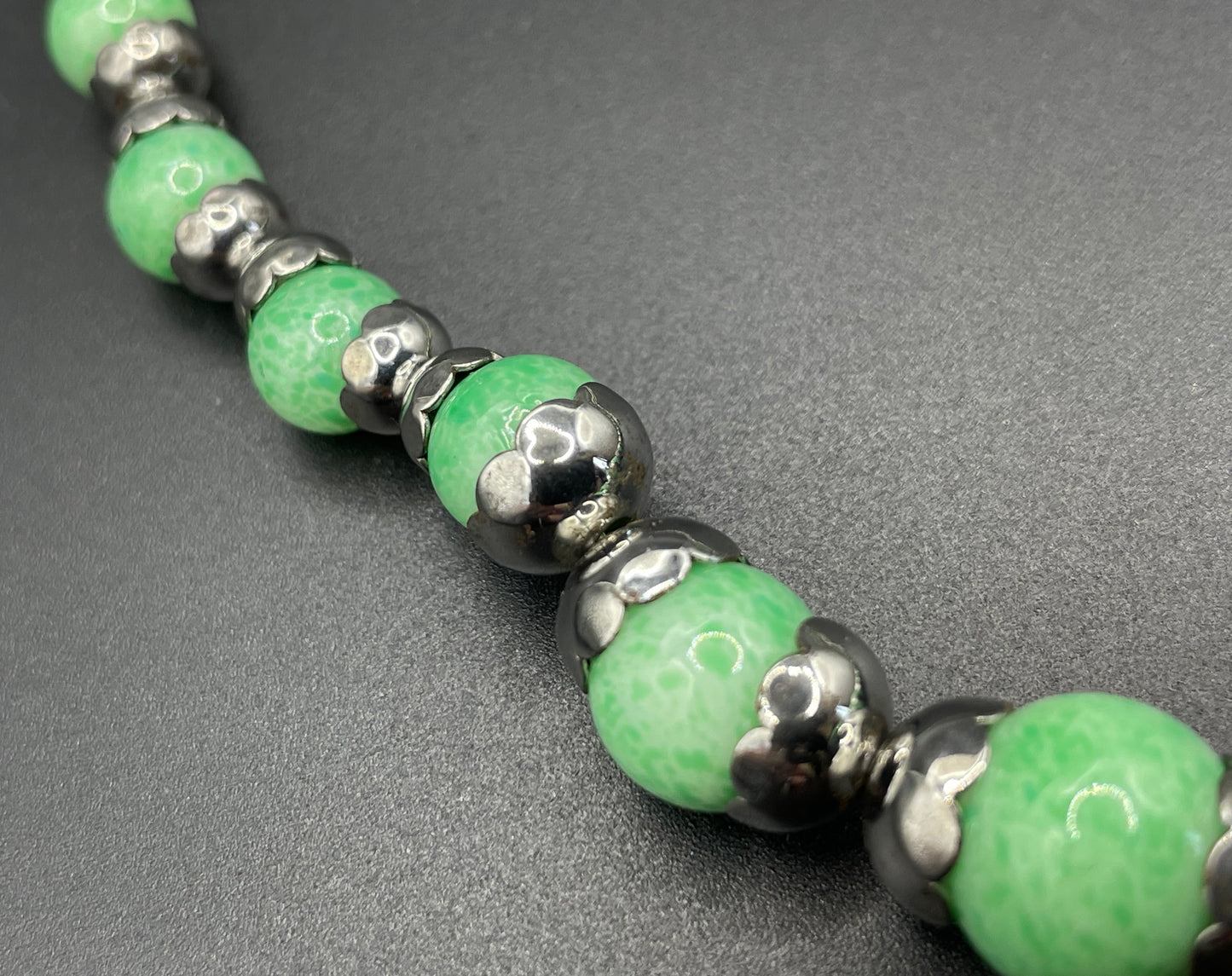 Vintage Art Deco machine age shiny silver tone chrome and green Peking style glass bead necklace, pretty scalloped bead caps