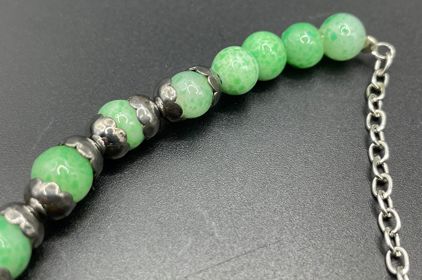 Vintage Art Deco machine age shiny silver tone chrome and green Peking style glass bead necklace, pretty scalloped bead caps