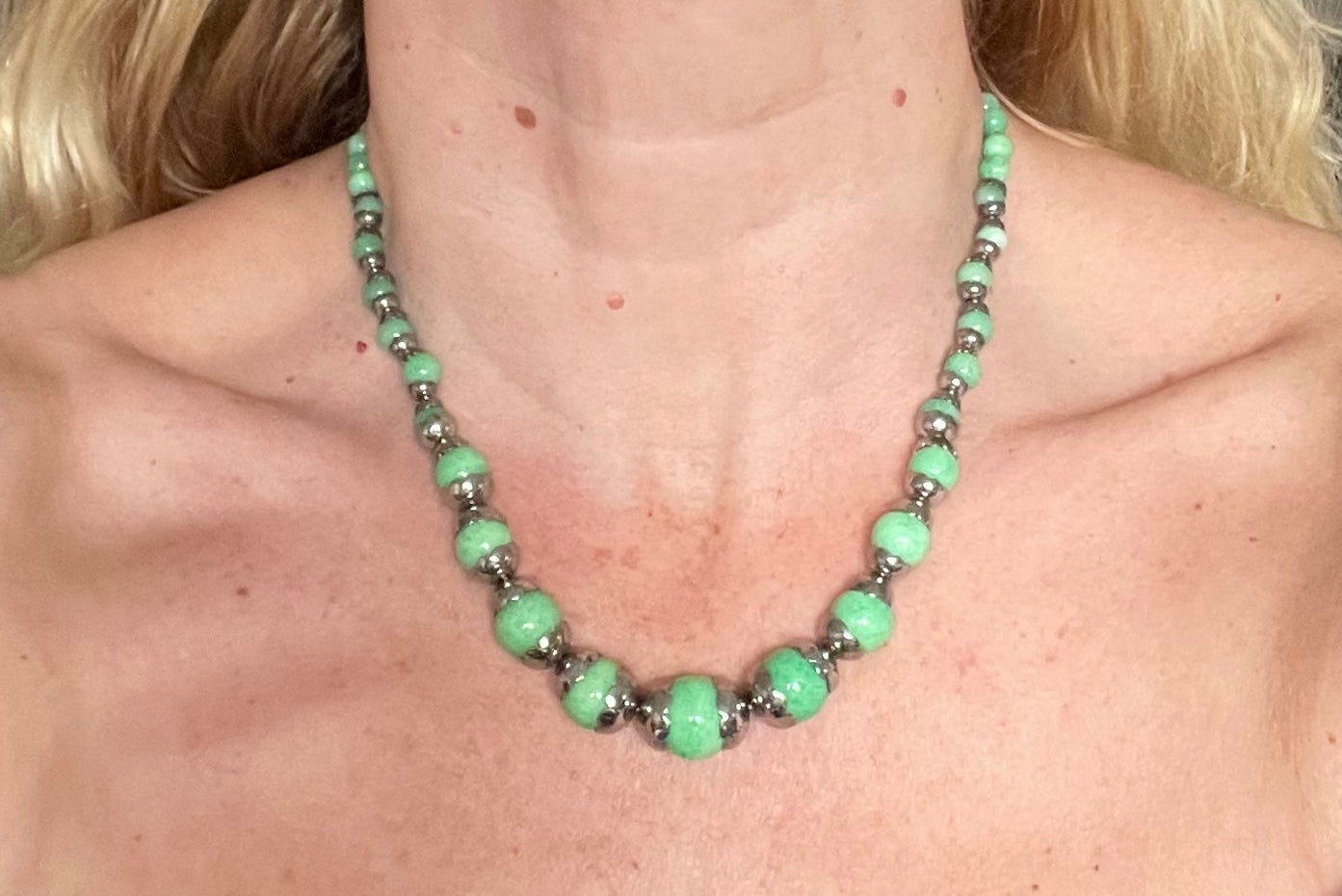 Vintage Art Deco machine age shiny silver tone chrome and green Peking style glass bead necklace, pretty scalloped bead caps