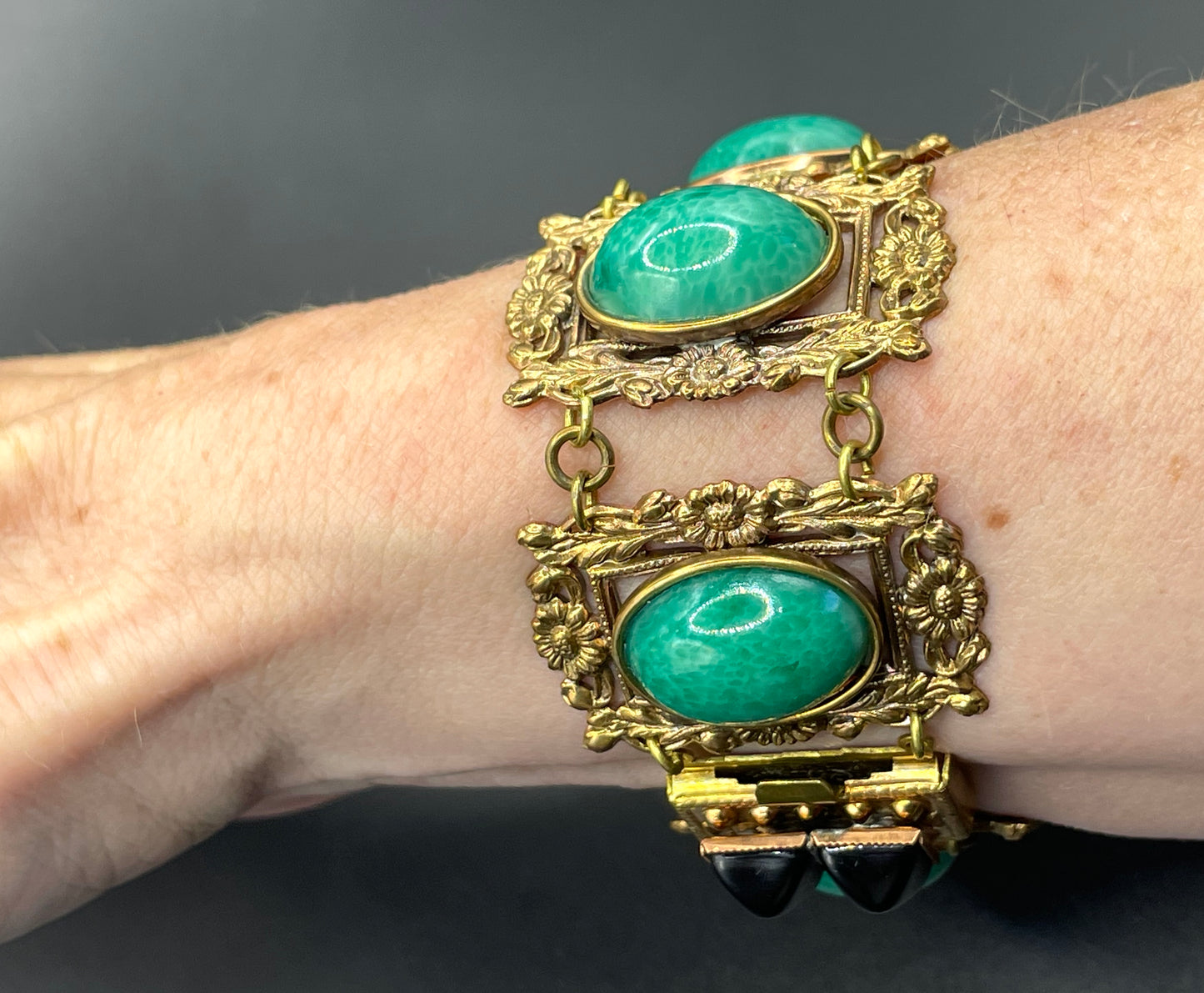 Vintage Art Deco Czech jade green and jet black glass cabochon and gold tone filigree lariat necklace and bracelet set, large and heavy