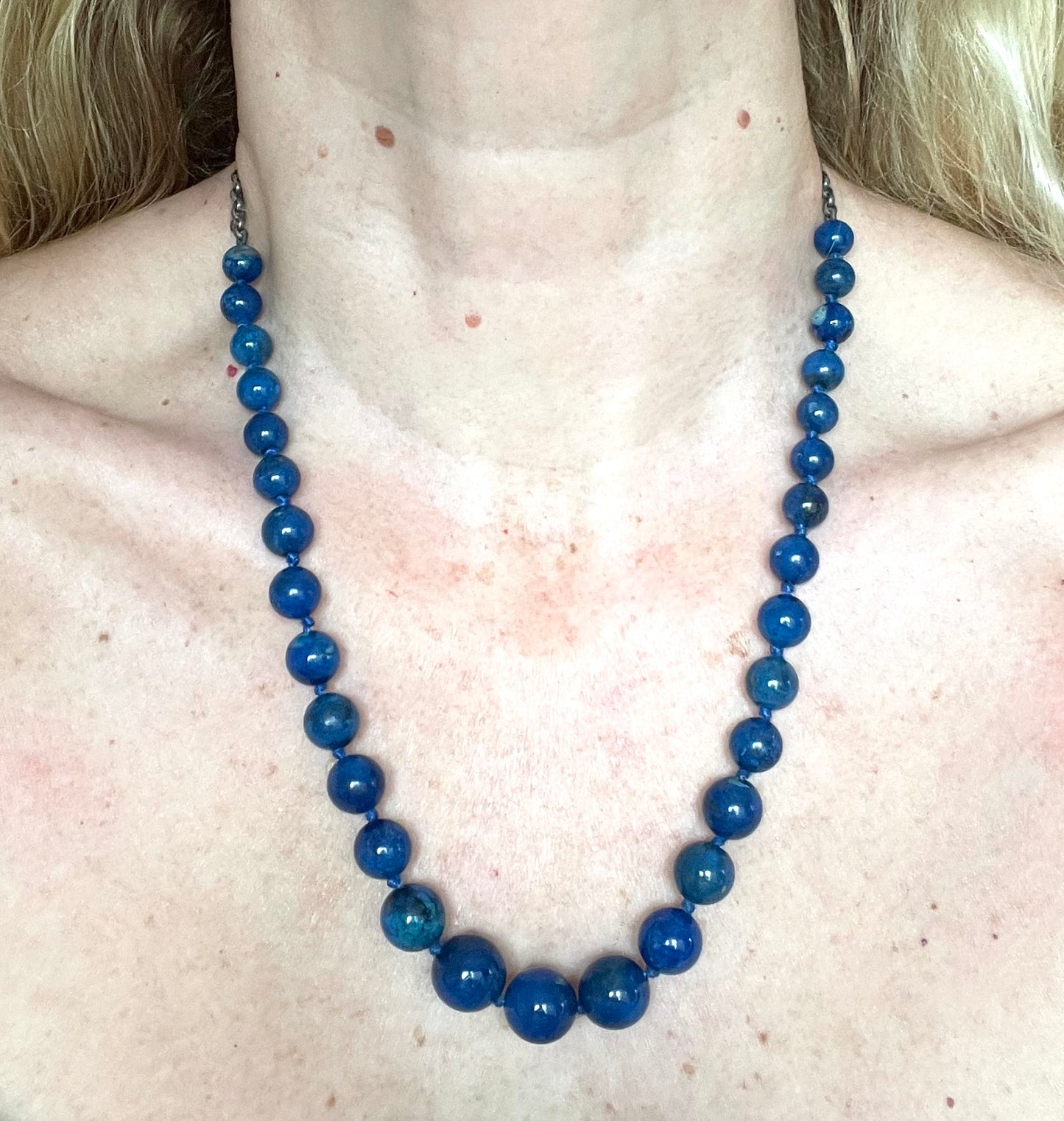 Vintage / antique lapis lazuli blue bead gemstone necklace with unmarked sterling silver belcher chain sections, 48 grams