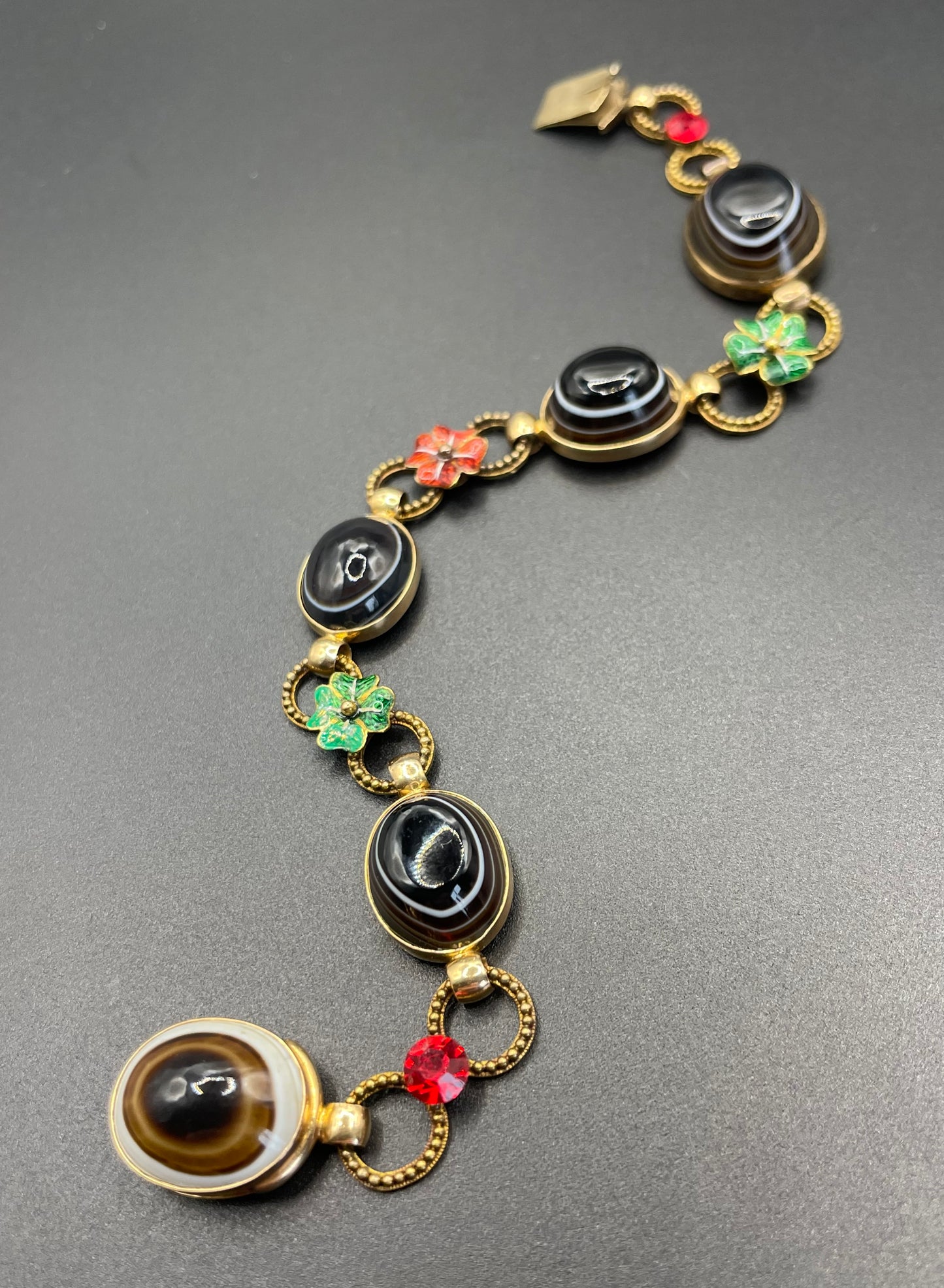Antique Victorian unmarked 9ct gold bullseye banded agate onyx large oval cabochon, red and green enamel work flowers and red rhinestone bracelet
