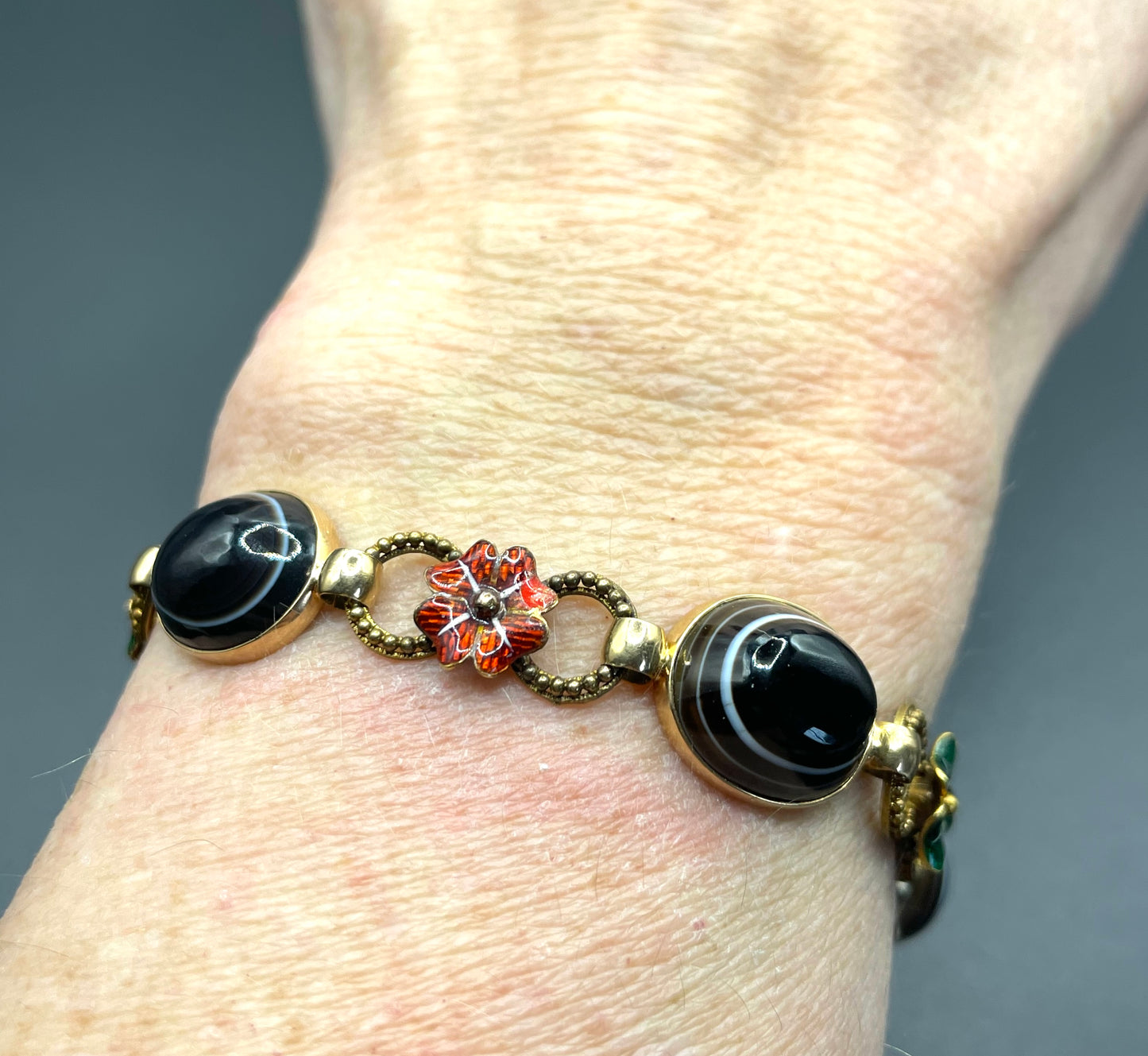 Antique Victorian unmarked 9ct gold bullseye banded agate onyx large oval cabochon, red and green enamel work flowers and red rhinestone bracelet