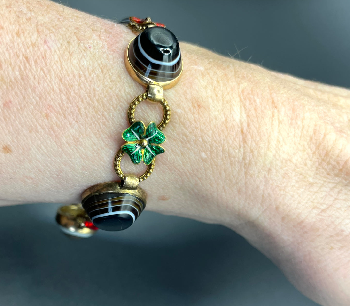 Antique Victorian unmarked 9ct gold bullseye banded agate onyx large oval cabochon, red and green enamel work flowers and red rhinestone bracelet